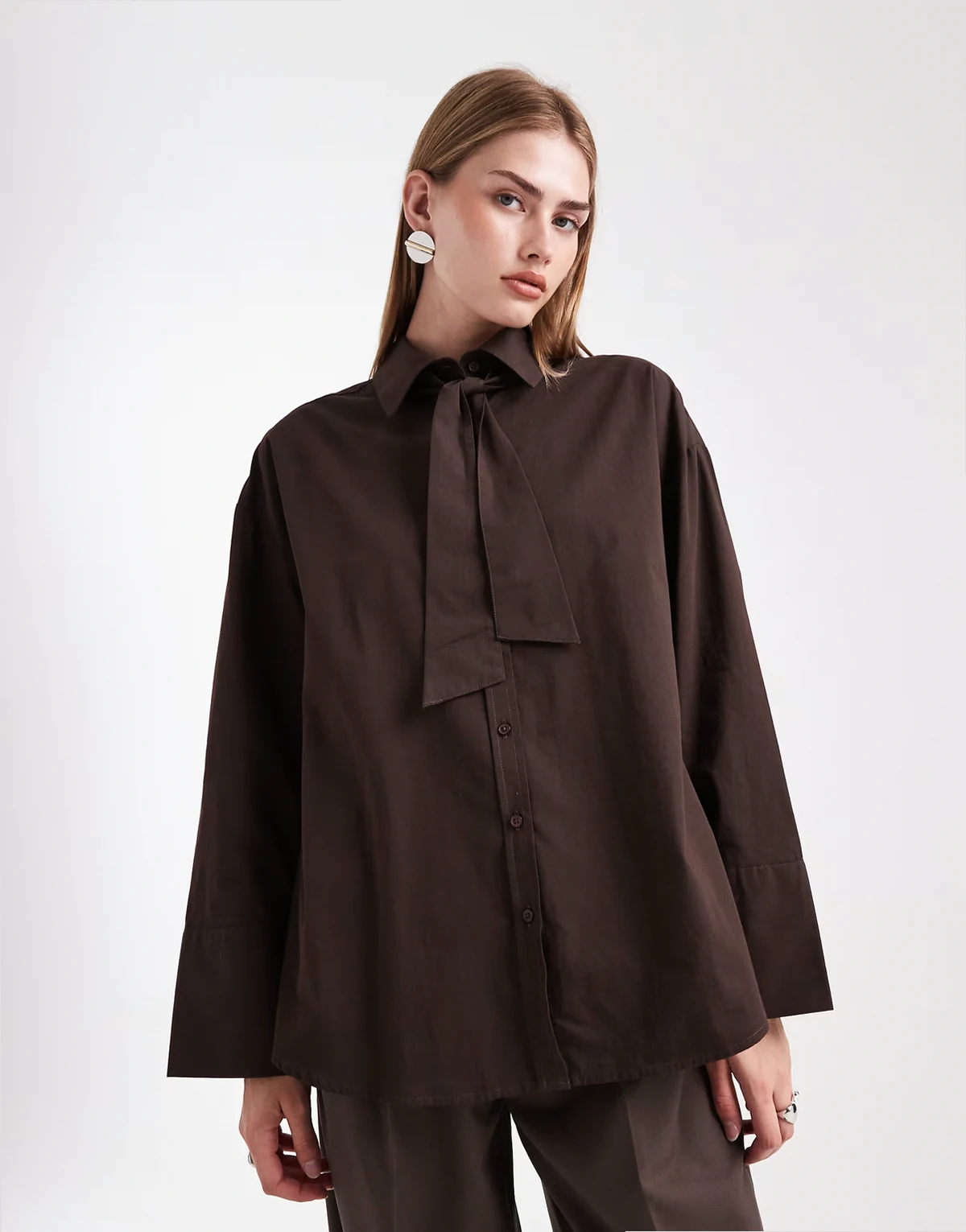 – Oversize-Hemdbluse in Schokobraun mit Rundhalsausschnitt und Oversize-Krawattendetail