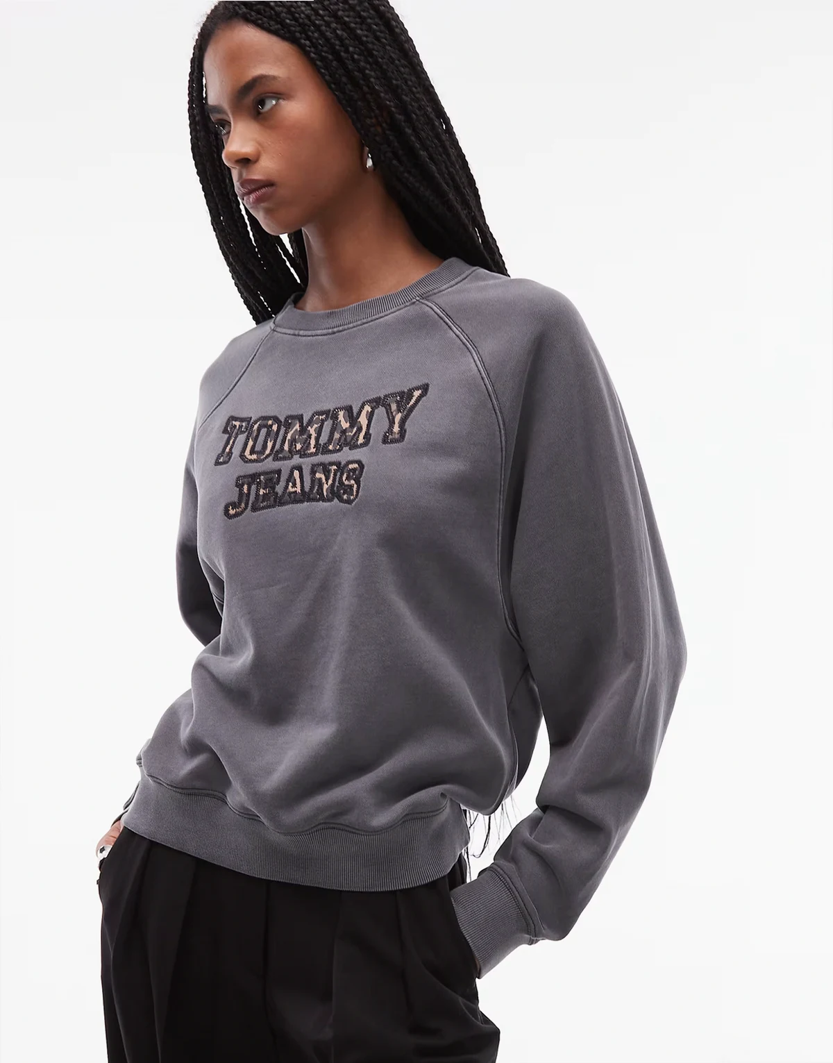 – Oversize-Sweatshirt in verwaschenem Grau mit Leopardenprint