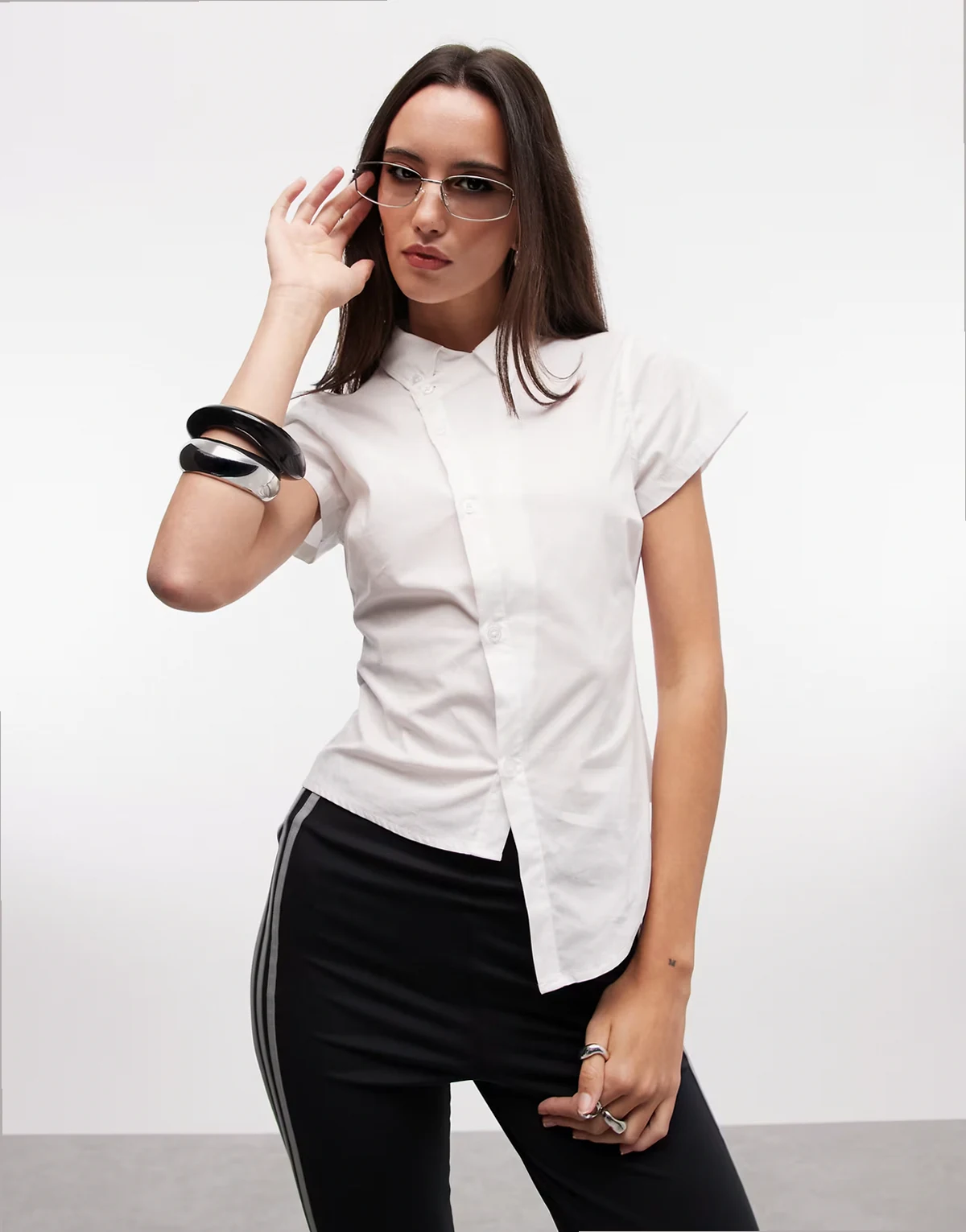 – Biała dopasowana koszula z asymetrycznym dołem