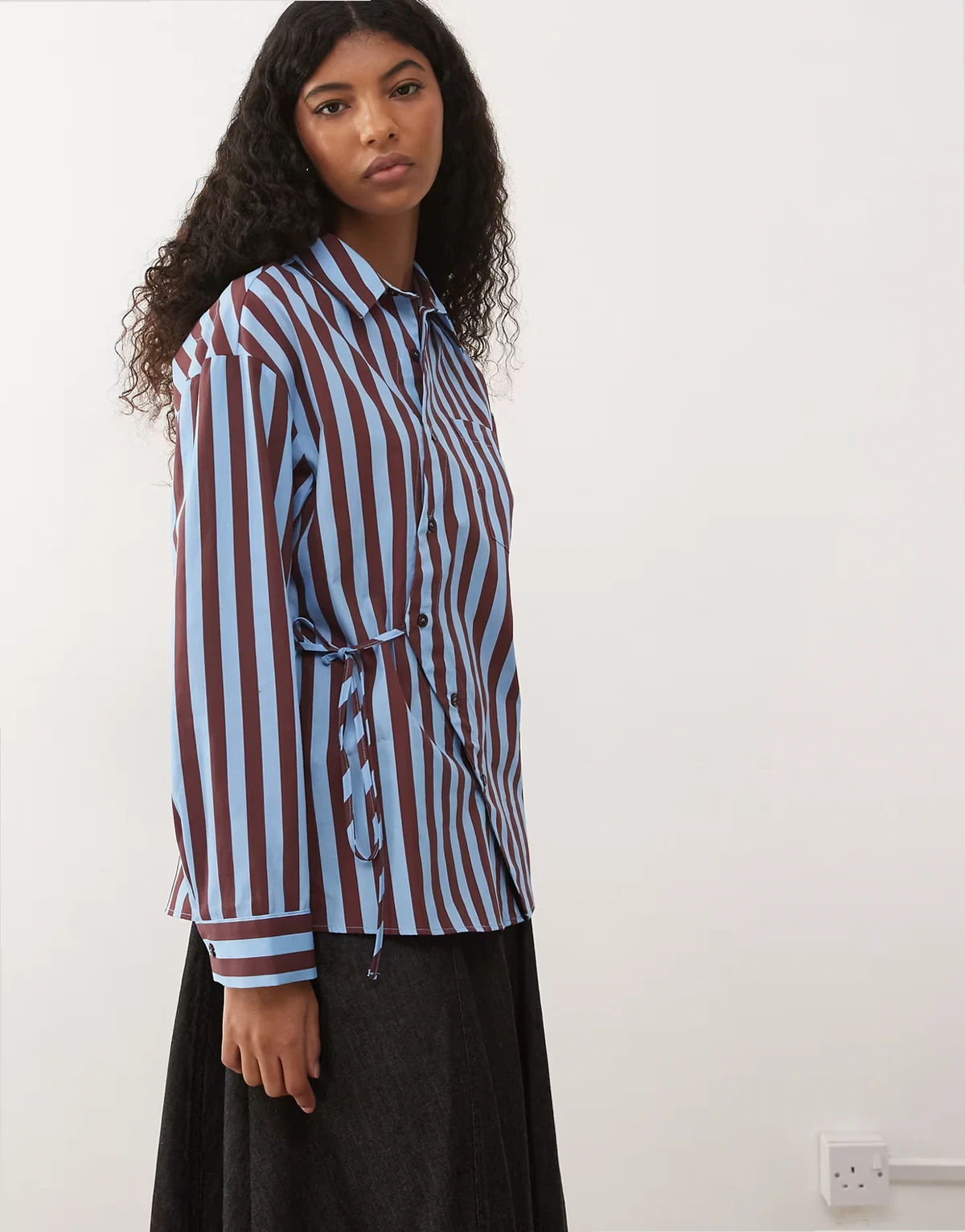 – Gestreifte Oversize-Hemdbluse in Blau und Pflaume mit asymmetrischer Knopfleiste