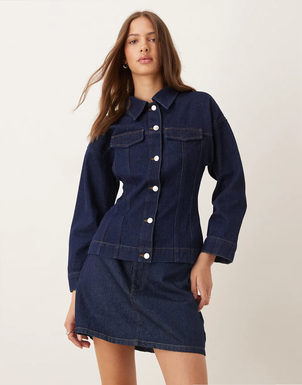 – Taillierte Jeansjacke in Indigoblau
