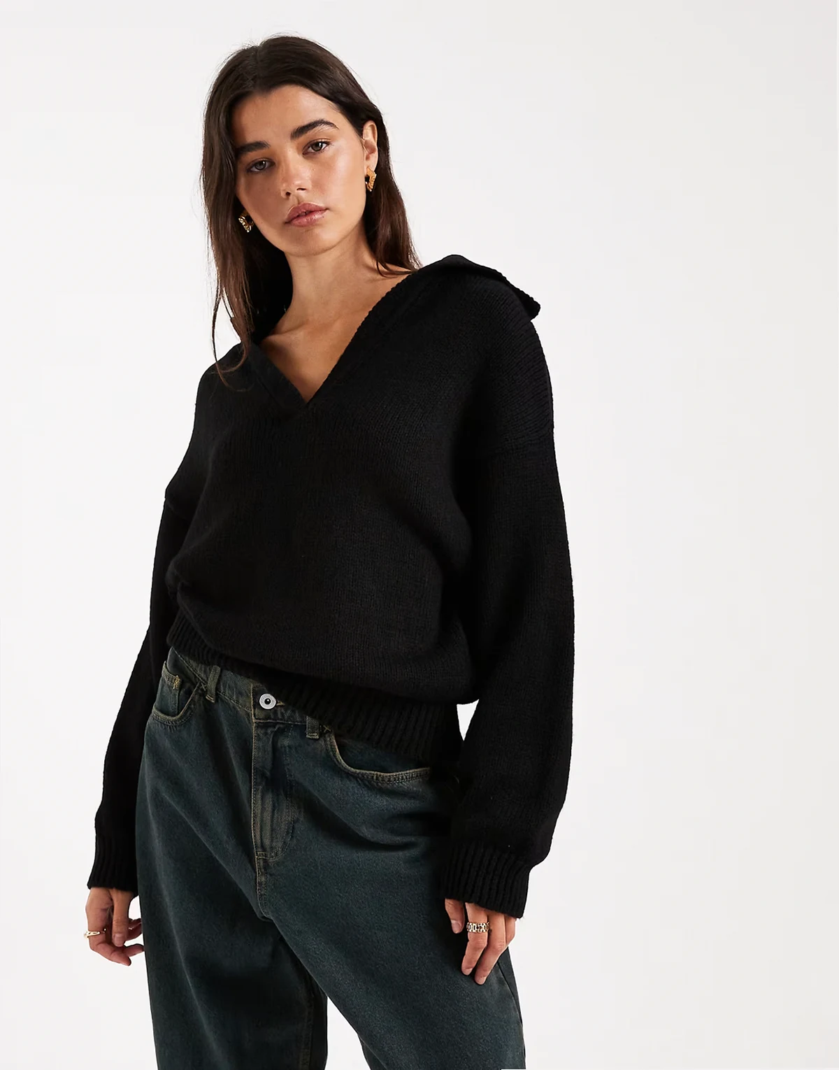 – Czarny dzianinowy top polo