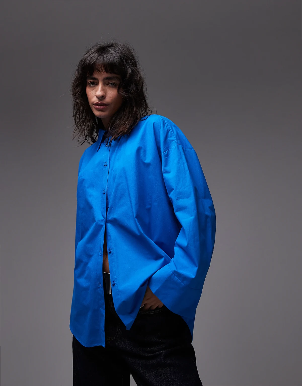– Niebieska koszula oversize z szerokimi rękawami