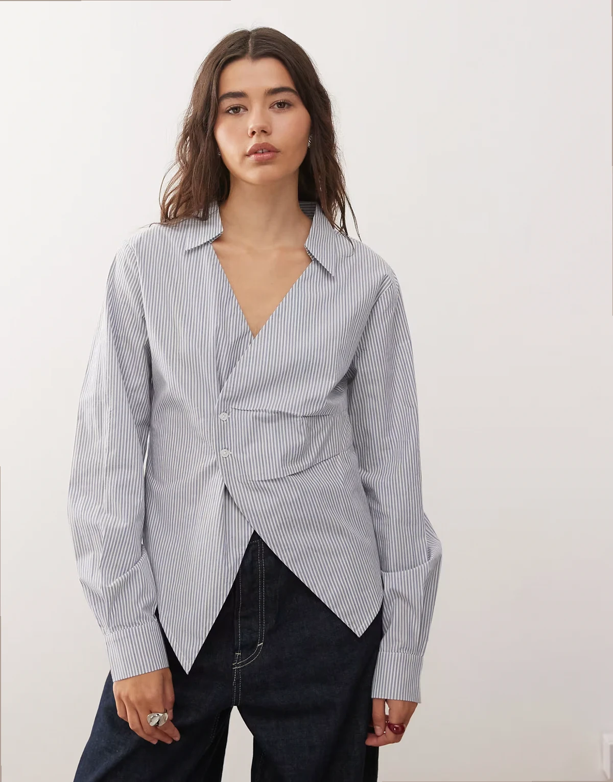 – Niebieska taliowana koszula kopertowa w paski