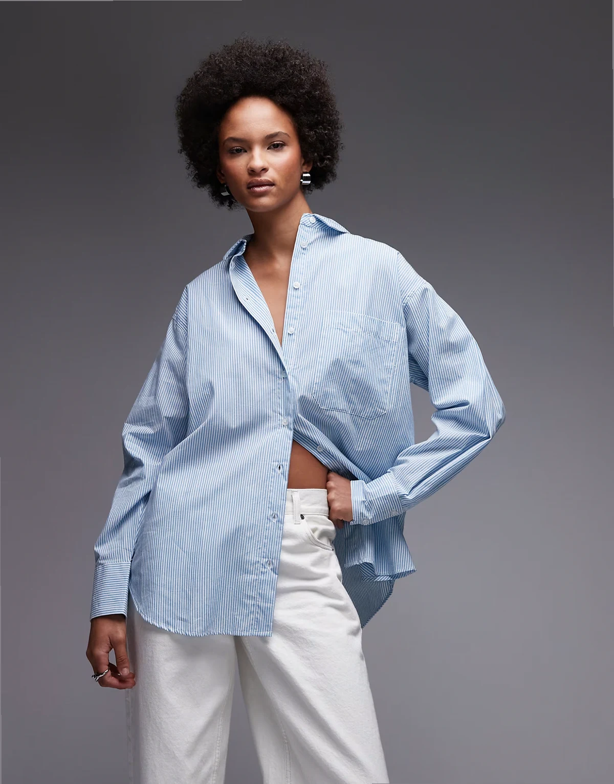 – Gestreifte Oversize-Hemdbluse in Blau und Weiß