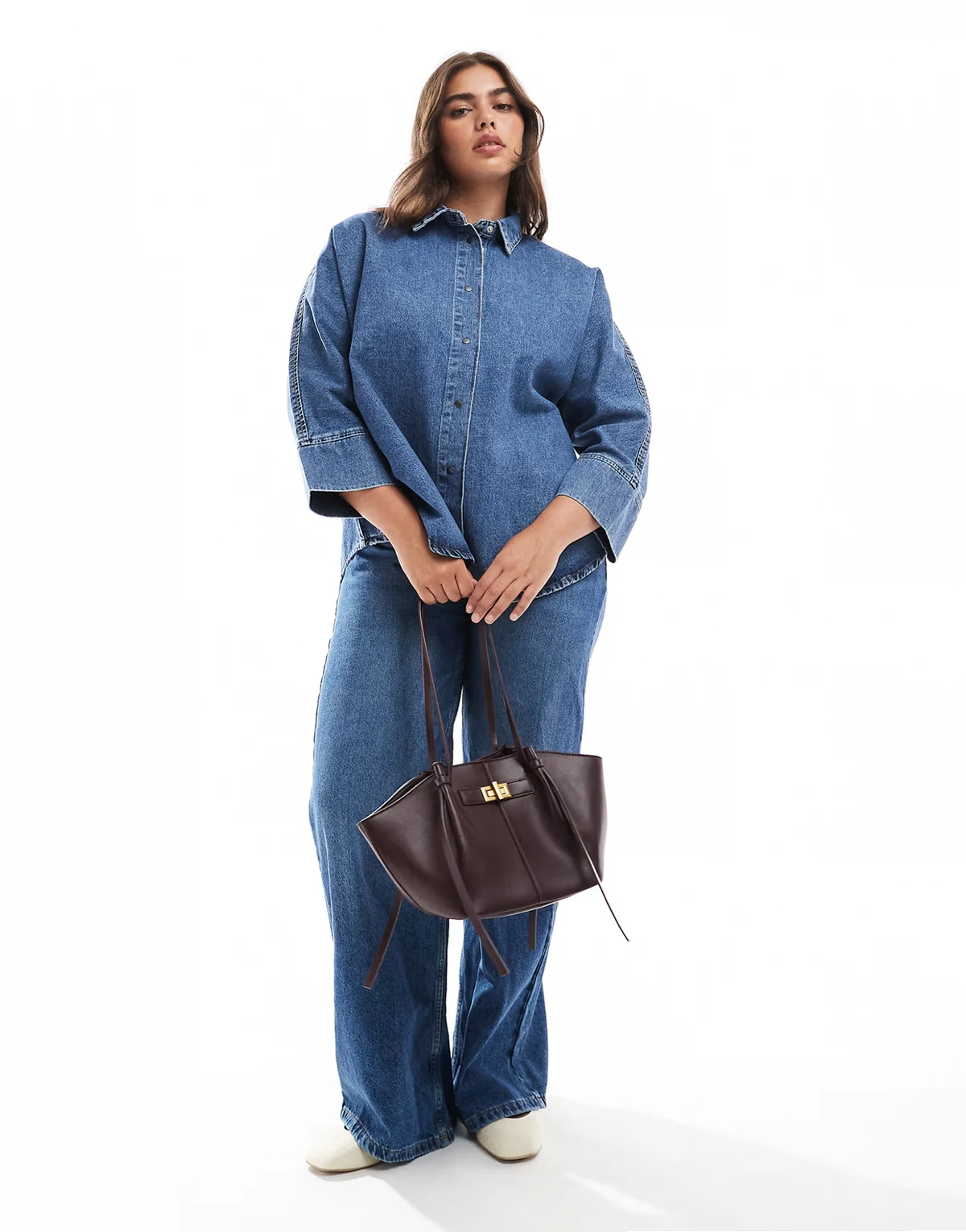 – Niebieska koszula jeansowa z rękawami 3/4