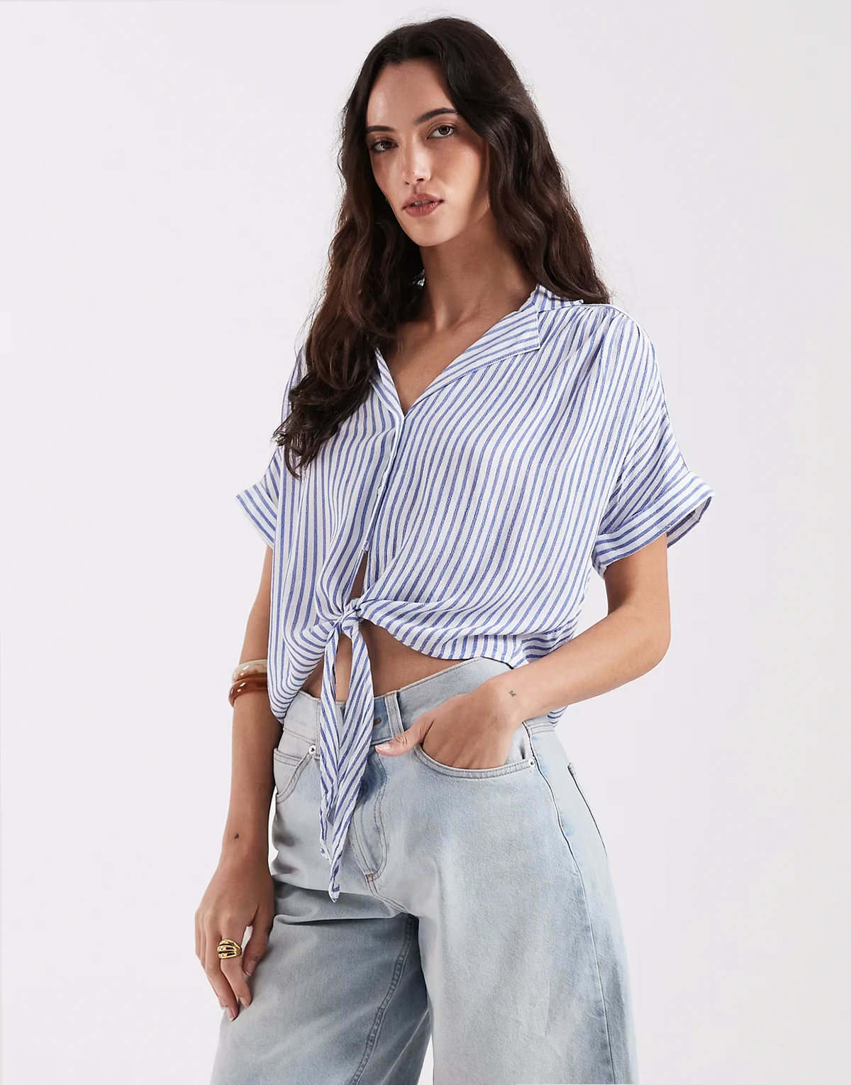 – Niebiesko-biała krótka koszula z obniżoną linią ramion i ozdobnym wiązaniem we wzór w paski