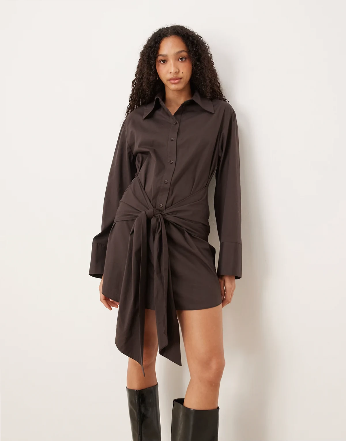 – Kurzes Hemdblusenkleid in Braun mit Wickeldetail vorne