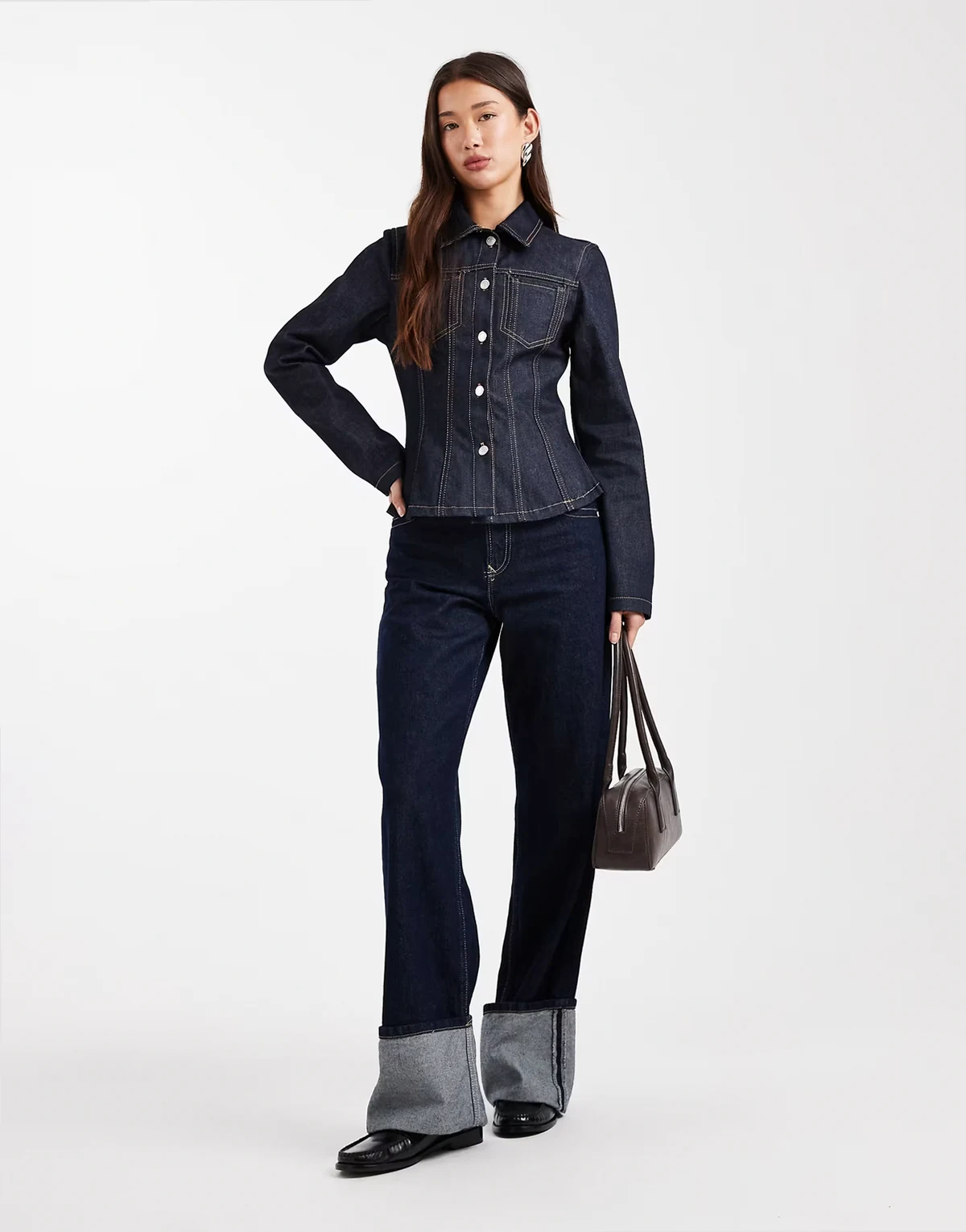 – Hemdjacke aus Denim in Tintenblau mit Kragen, Ziernähten und Taschendetails
