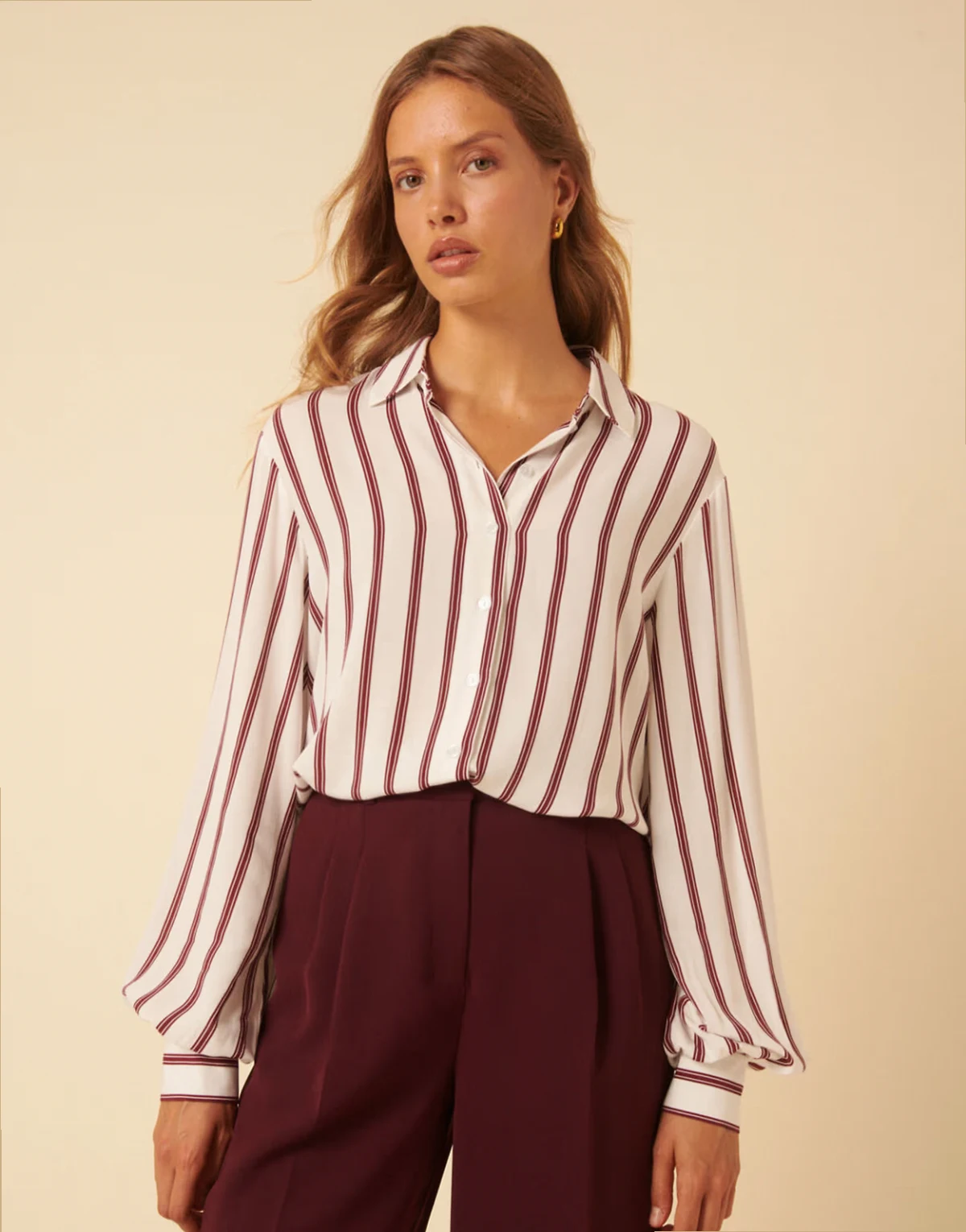 – Hemd in Braun und Weiß gestreift mit Knopfleiste