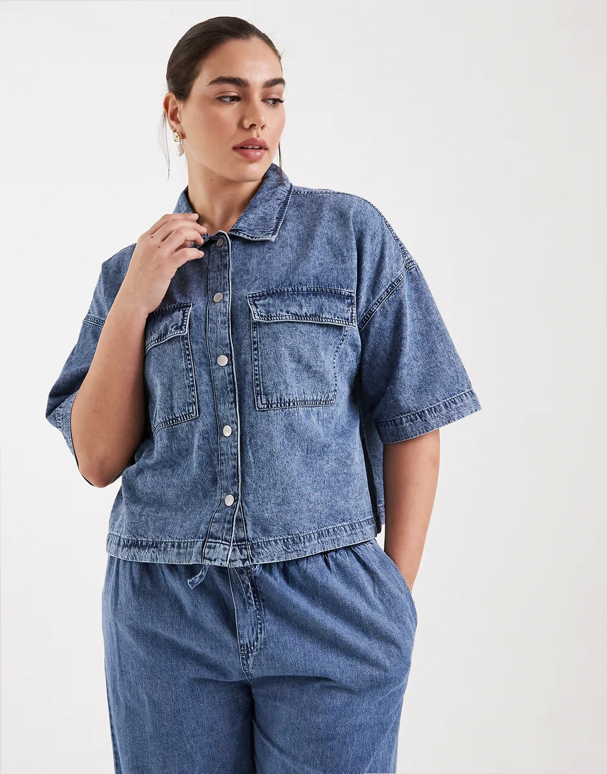 – Kurzärmliges Cropped-Jeanshemd in Mittelblau, Kombiteil