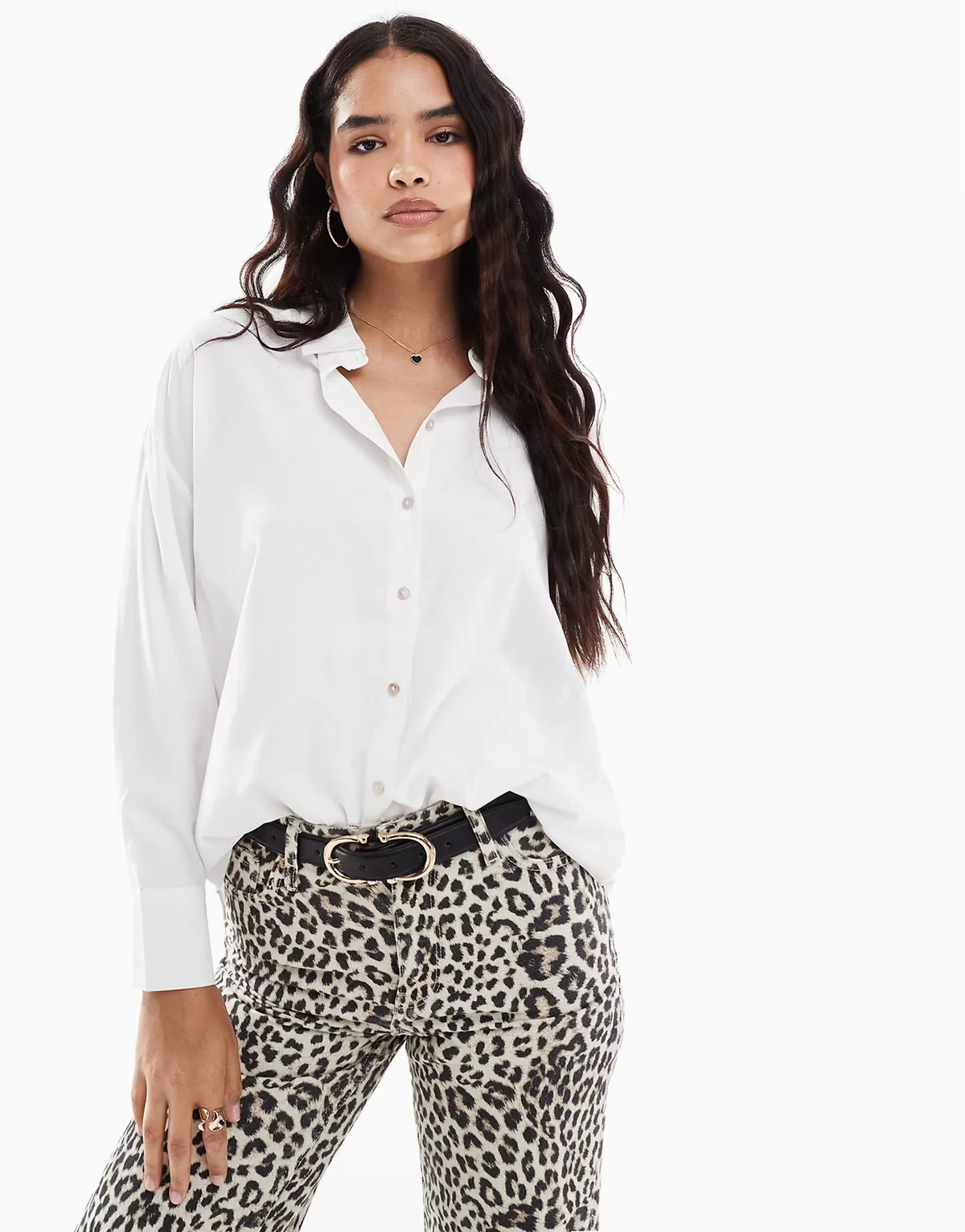 – Biała koszula oversize