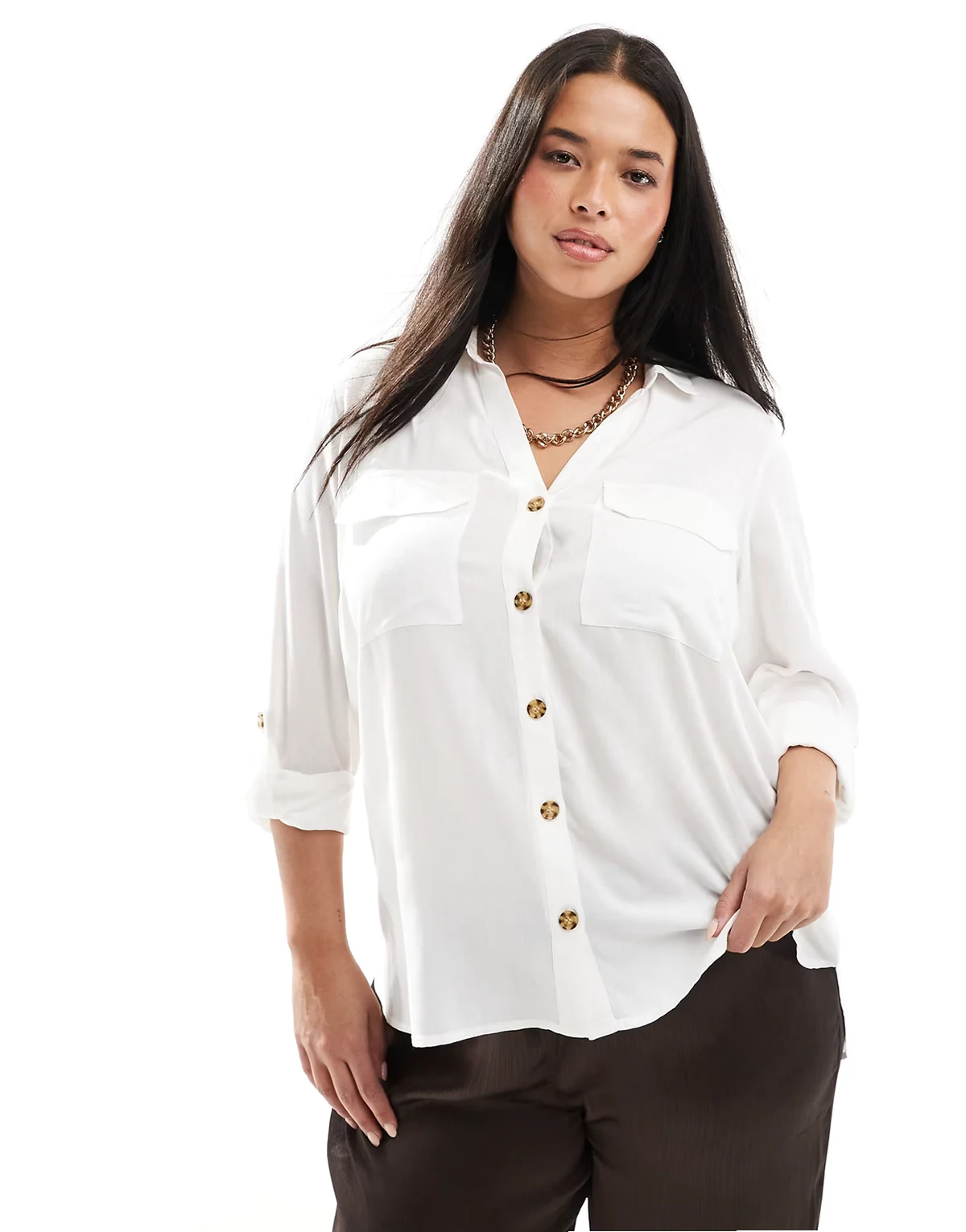 – Biała zapinana na guziki koszula z kieszenią