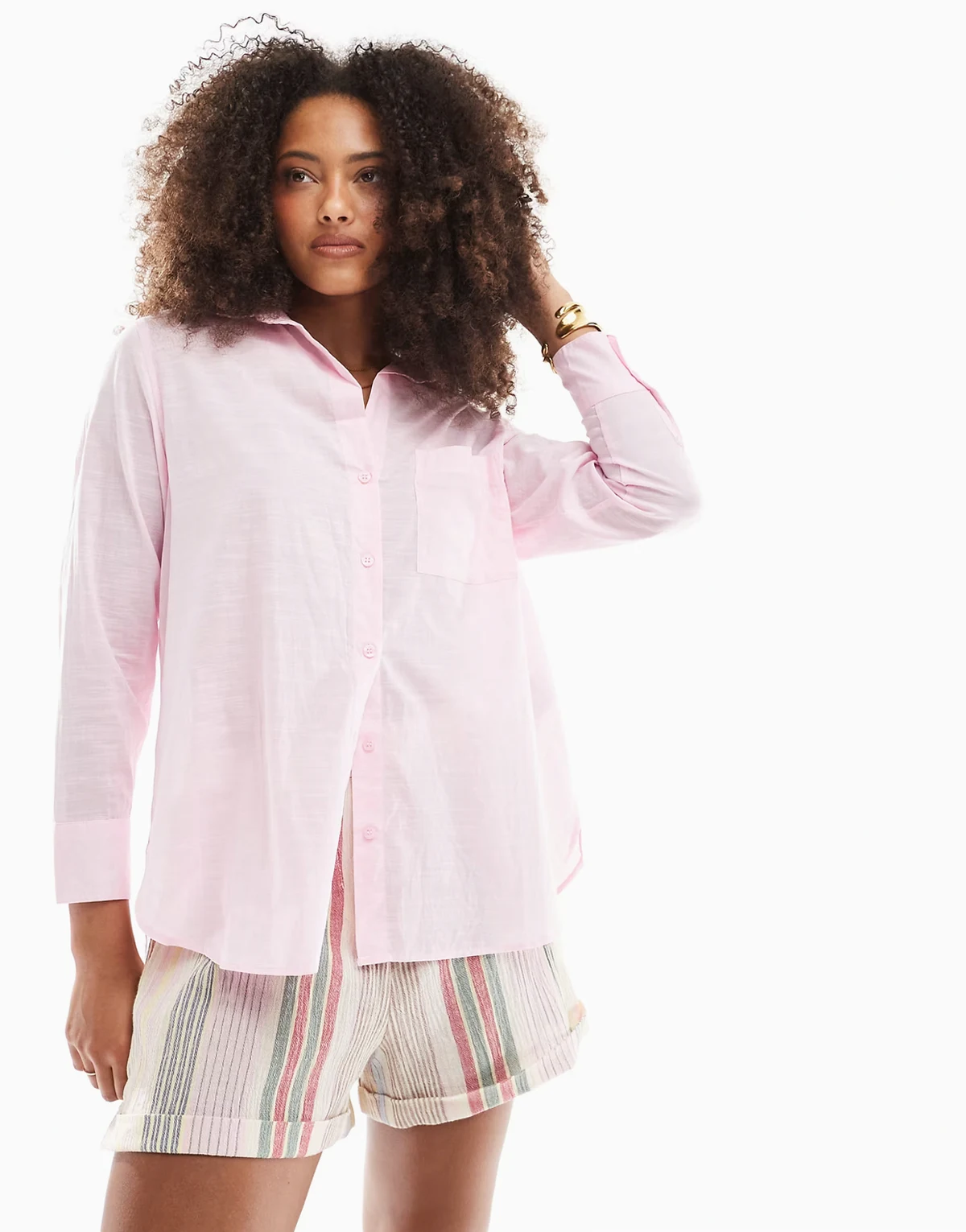 – Teksturowana różowa koszula o luźnym kroju