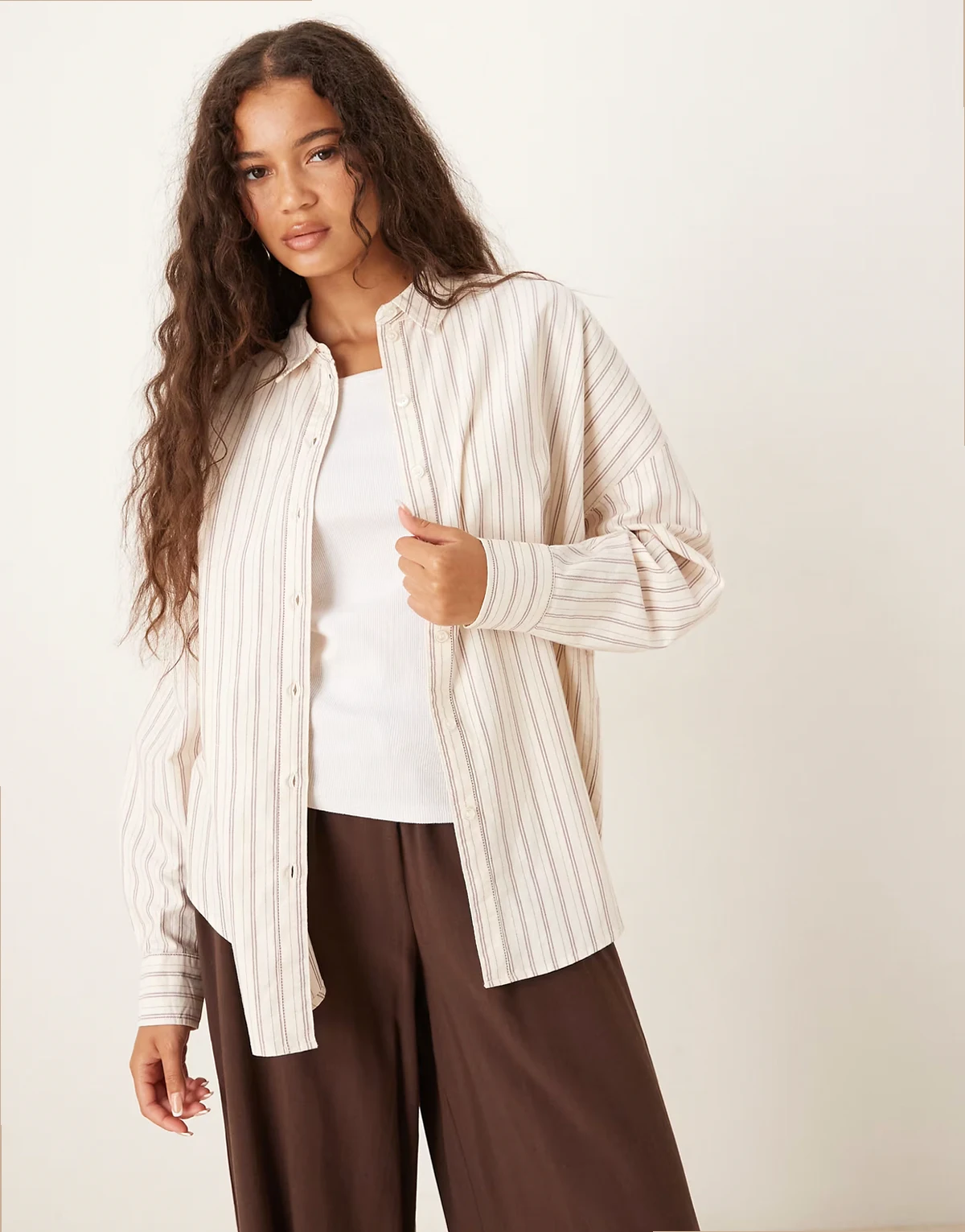 – Kremowa koszula oxford oversize o fasonie boyfriend w bordowe paski