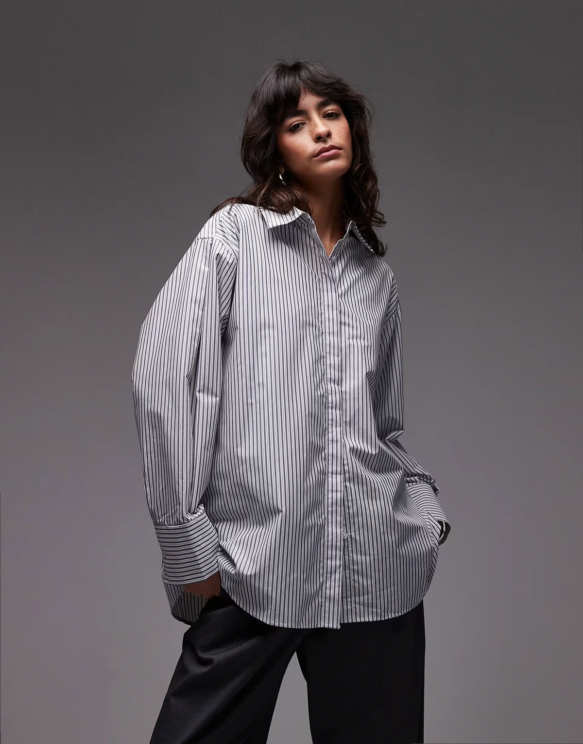 – Gestreiftes Oversize-Hemd mit Falten im Herrenmode-Stil