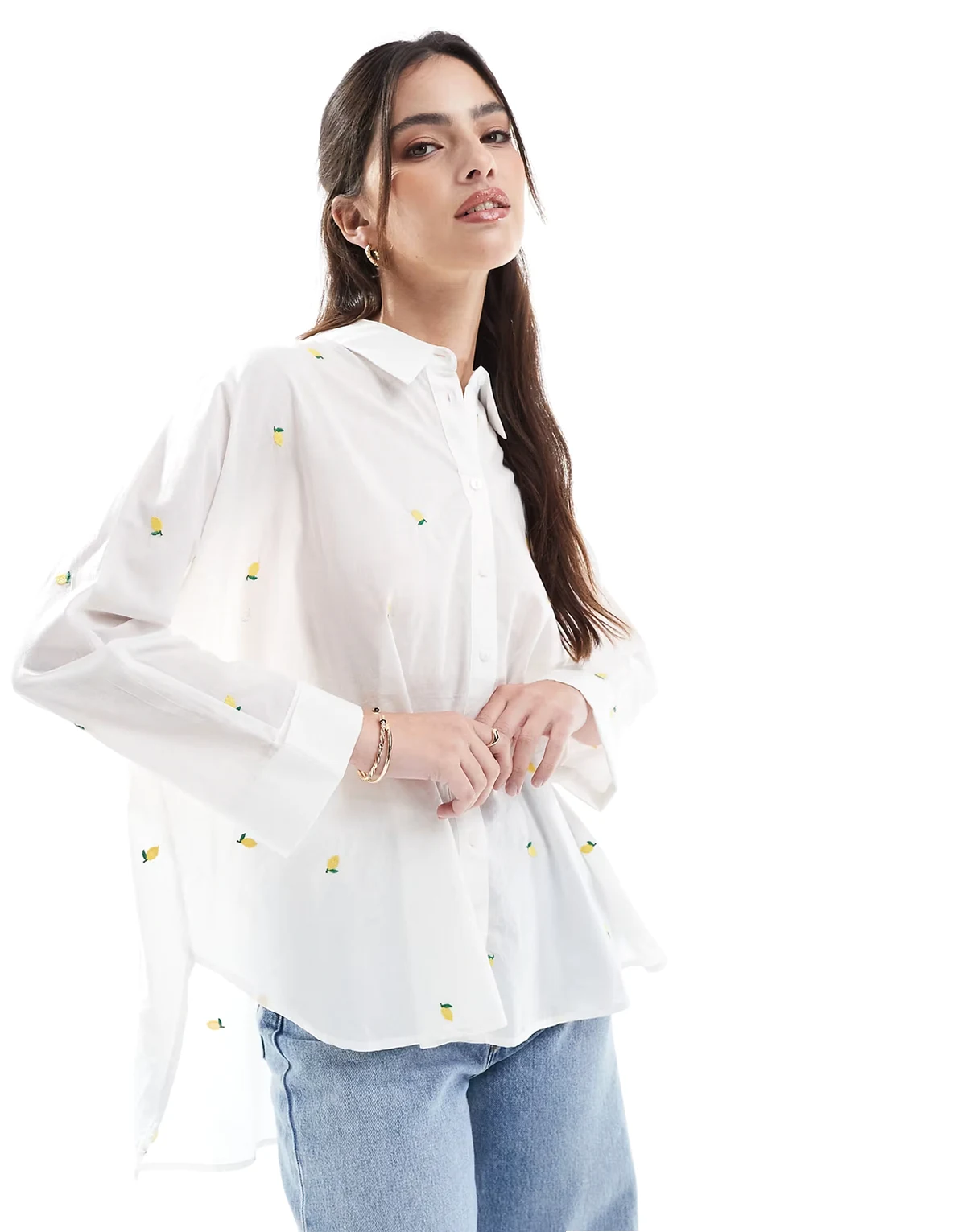 – Biała pudełkowa koszula z haftowanym wzorem w cytryny