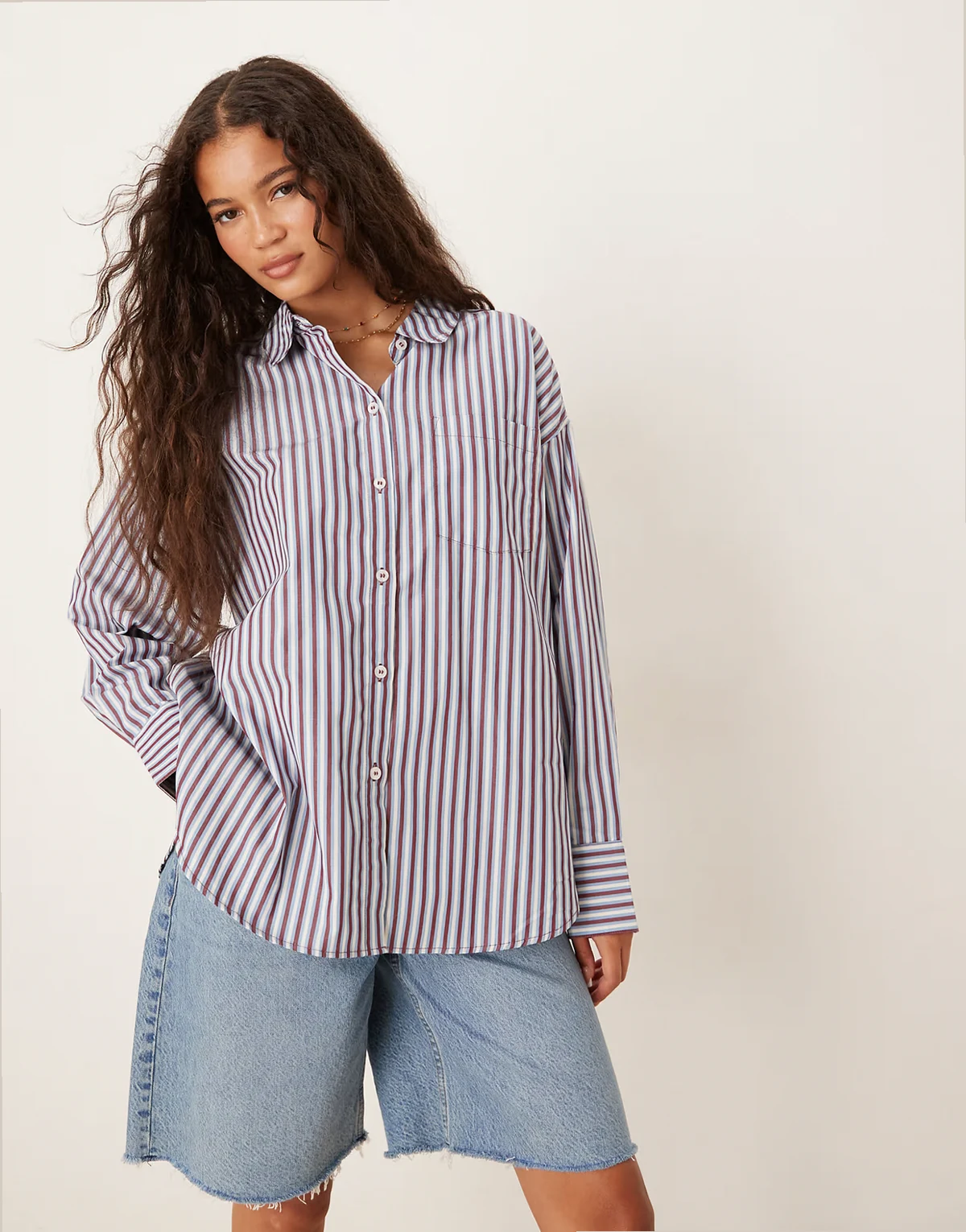 – Niebieska koszula oxford oversize o fasonie boyfriend w bordowe paski