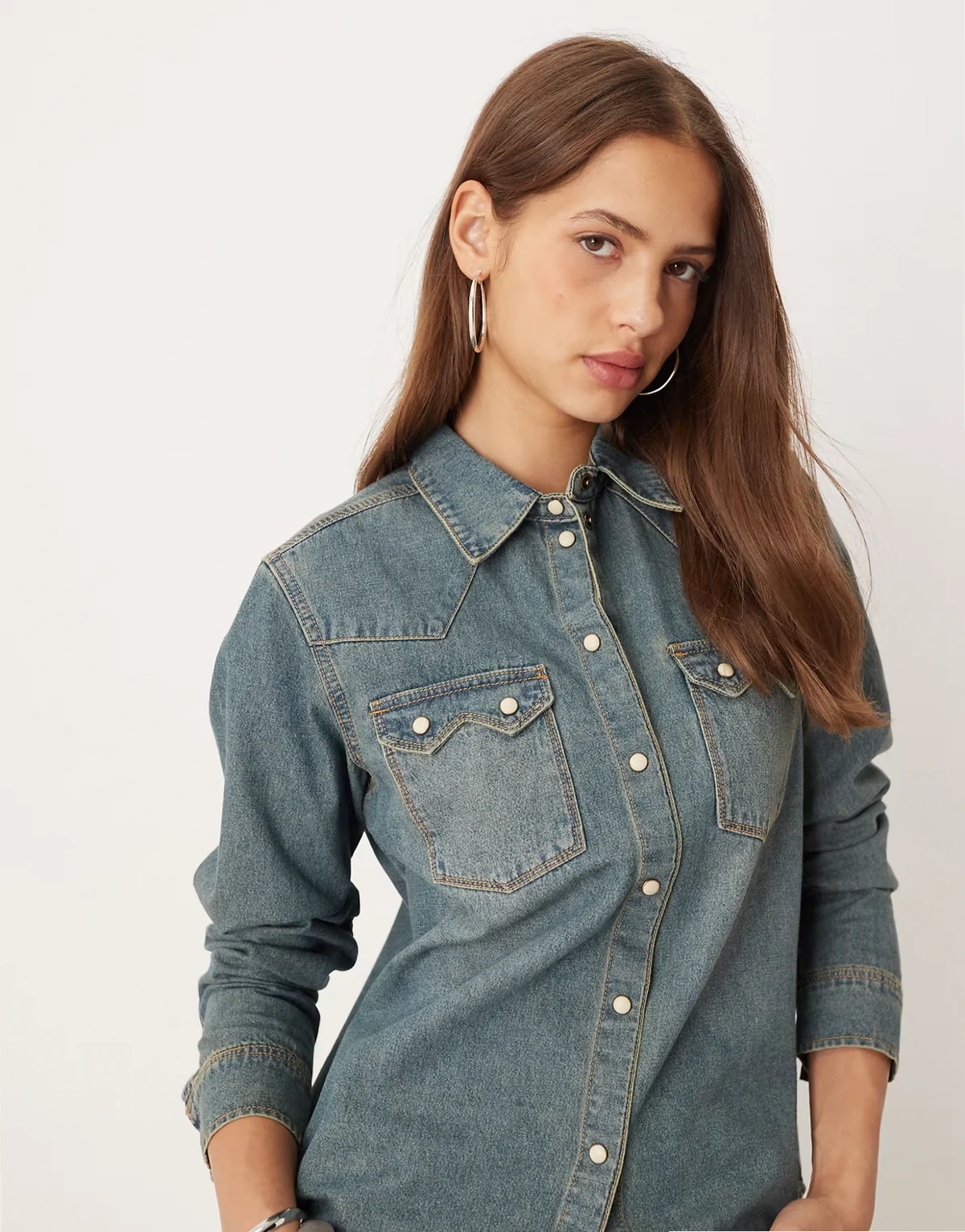 – Niebieska koszula jeansowa