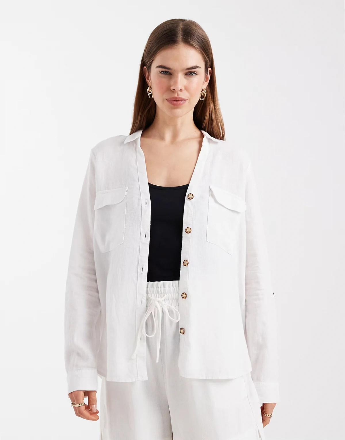 – Biała koszula z domieszką lnu w stylu utility z kieszeniami z przodu