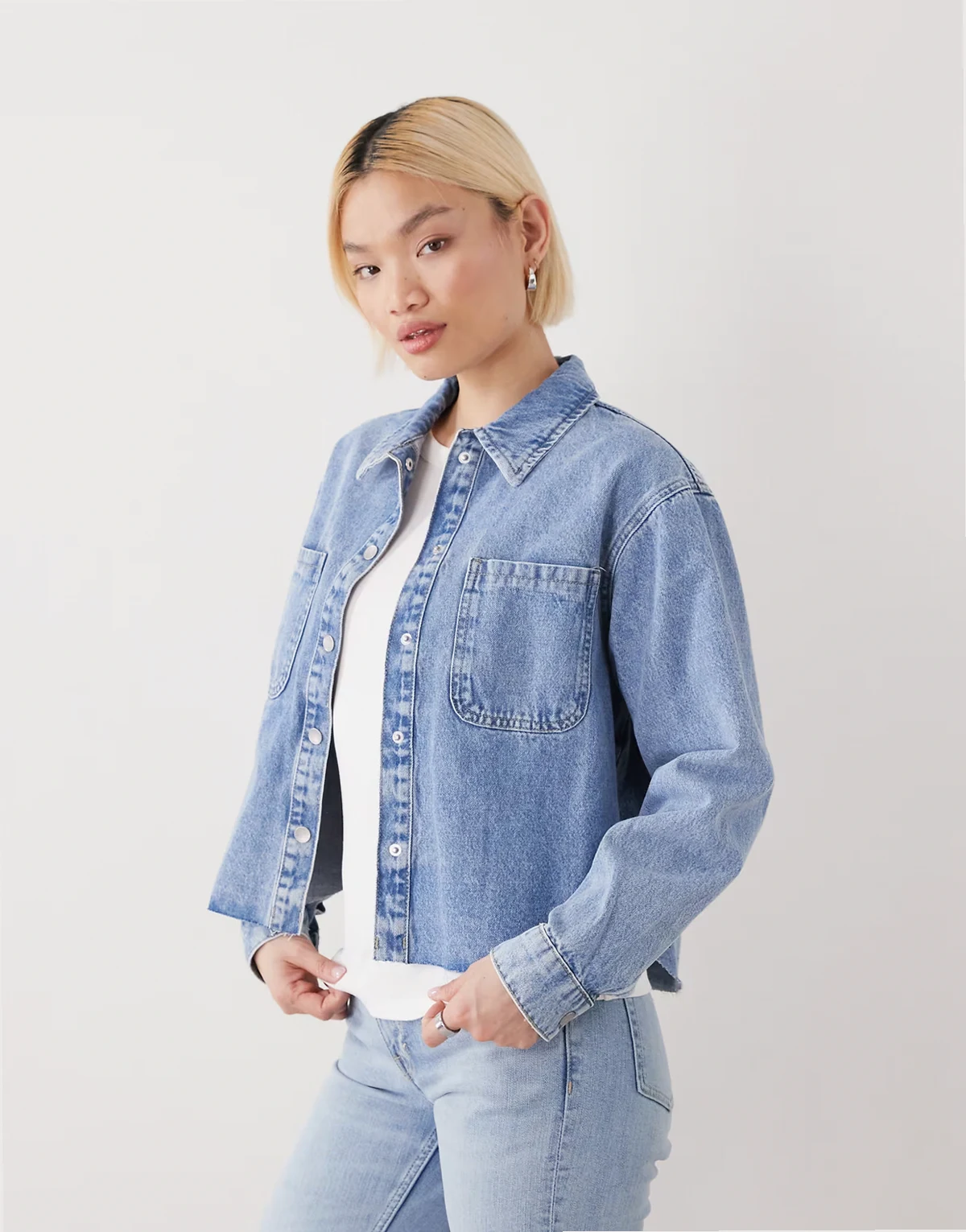 – Jasnoniebieska koszula jeansowa o pudełkowym kroju z surowym wykończeniem