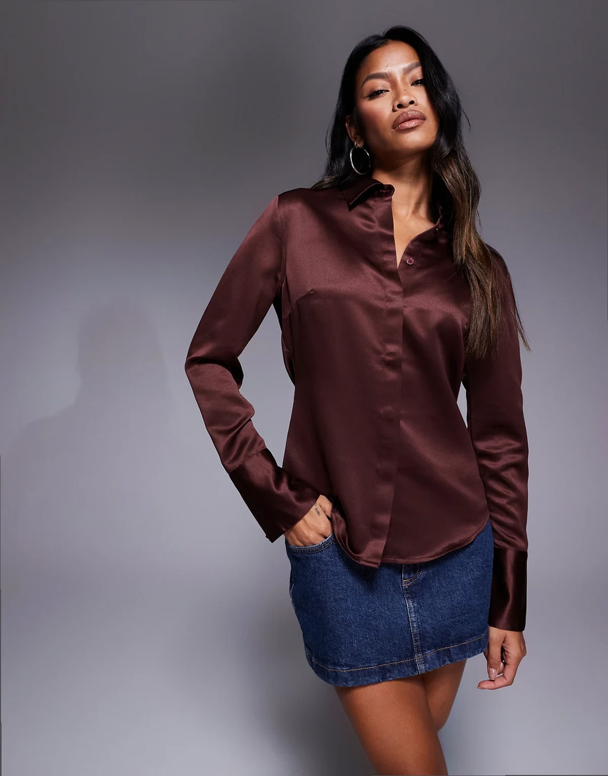 – Figurbetonte Hemdbluse aus Satin in Schokobraun mit schmalem Schnitt