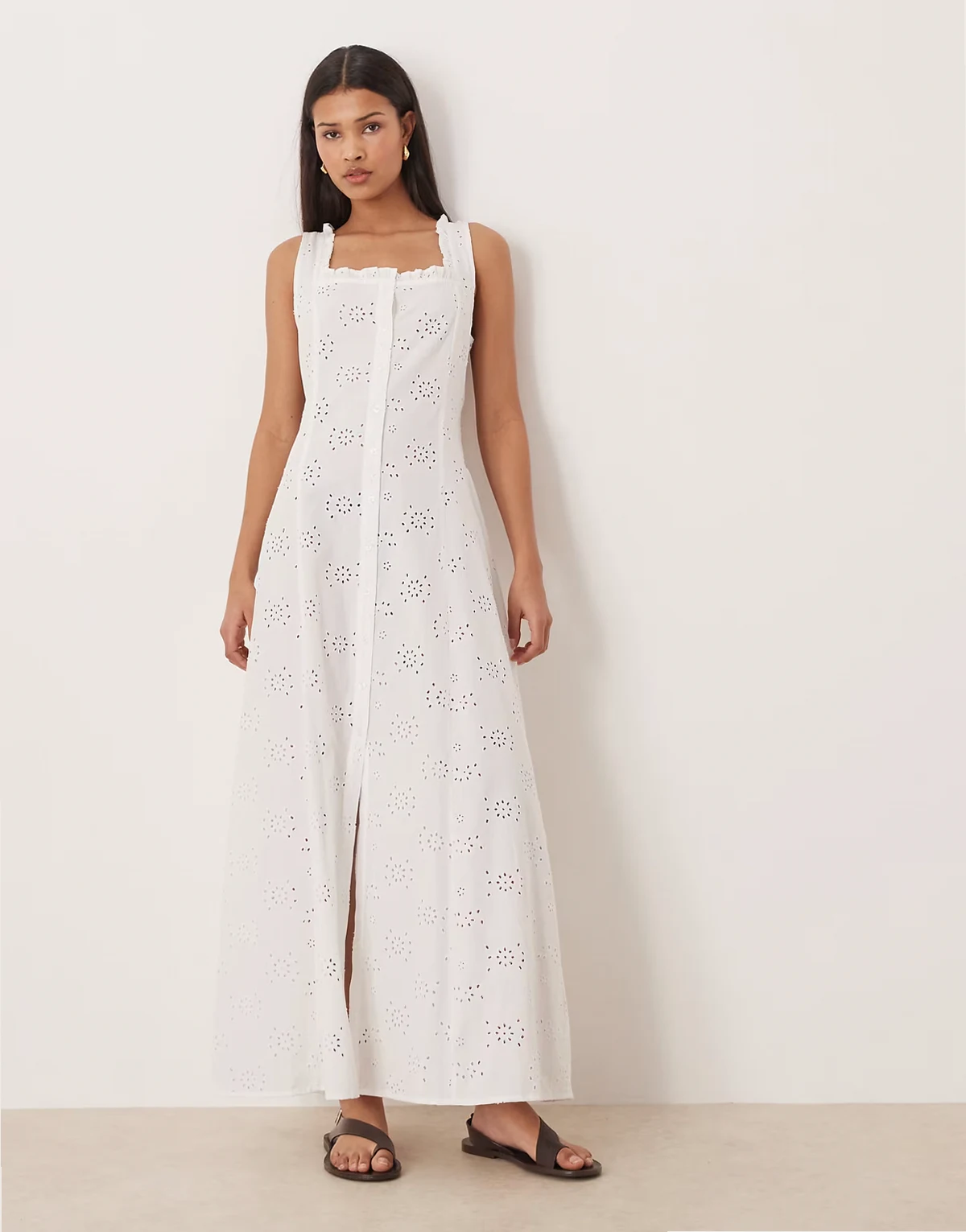 – Biała prześwitująca sukienka plażowa maxi z haftem angielskim
