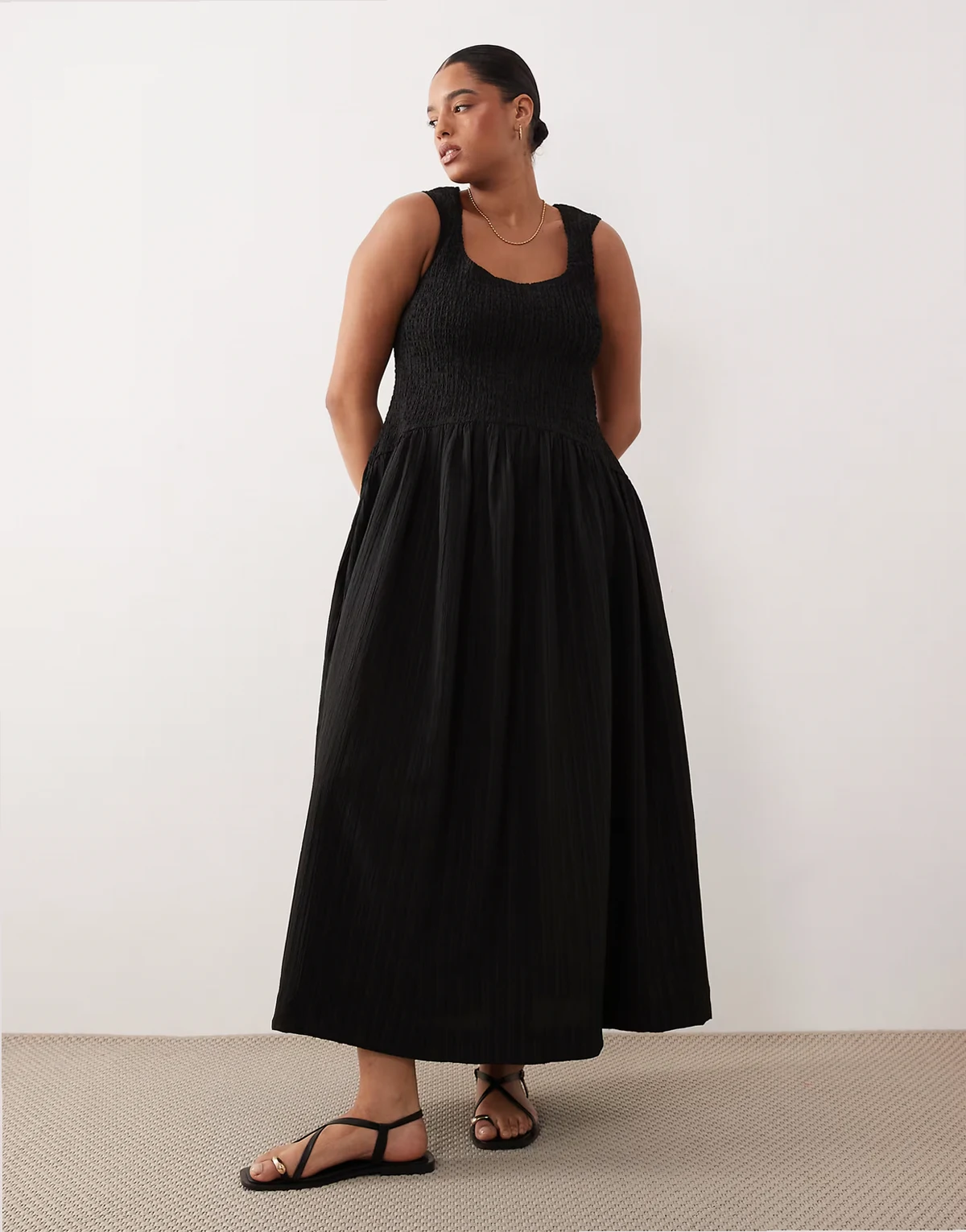 ASOS DESIGN Curve – Sommerkleid in Maxilänge in Schwarz mit Knitterstruktur, U-Ausschnitt und gesmokter Taille