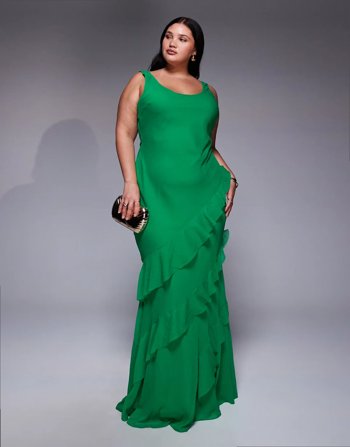 ASOS DESIGN Curve – Maxikleid in leuchtendem Grün mit U-Ausschnitt, Rüschenrock und Cut-out am Rücken