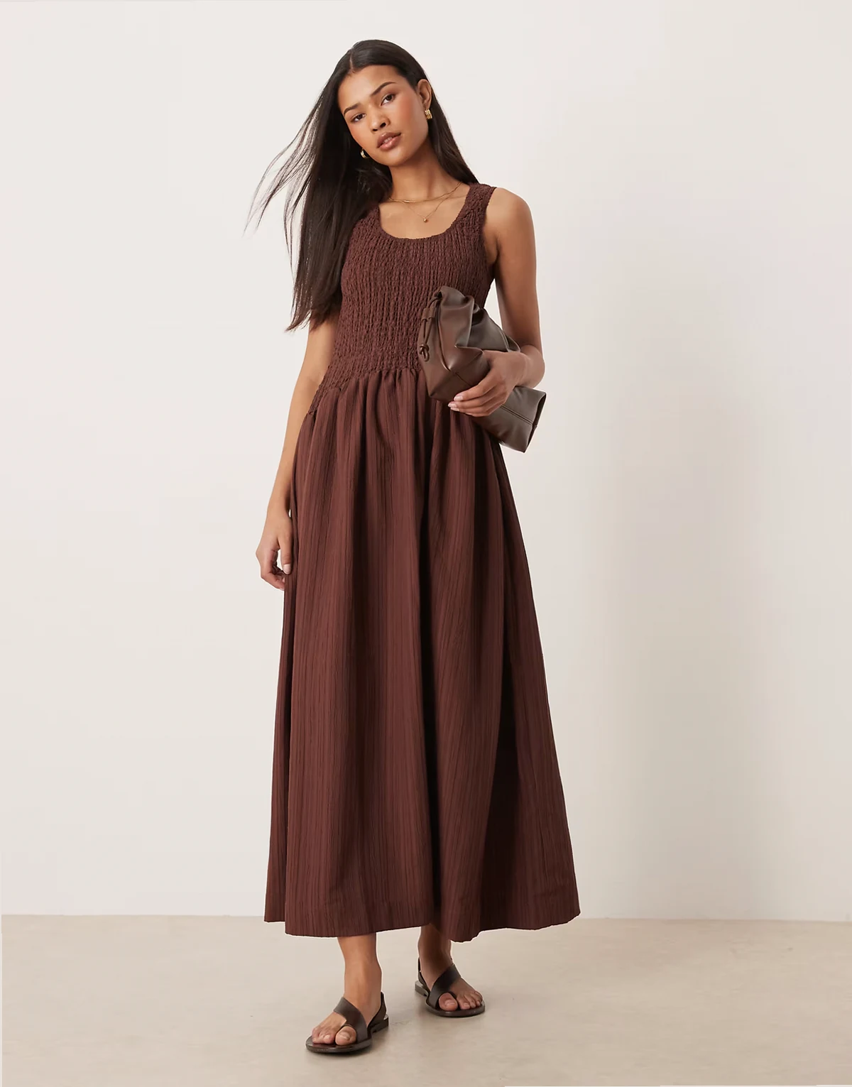 – Letnia czekoladowa sukienka maxi z dekoltem w kształcie litery U i marszczonym stanem