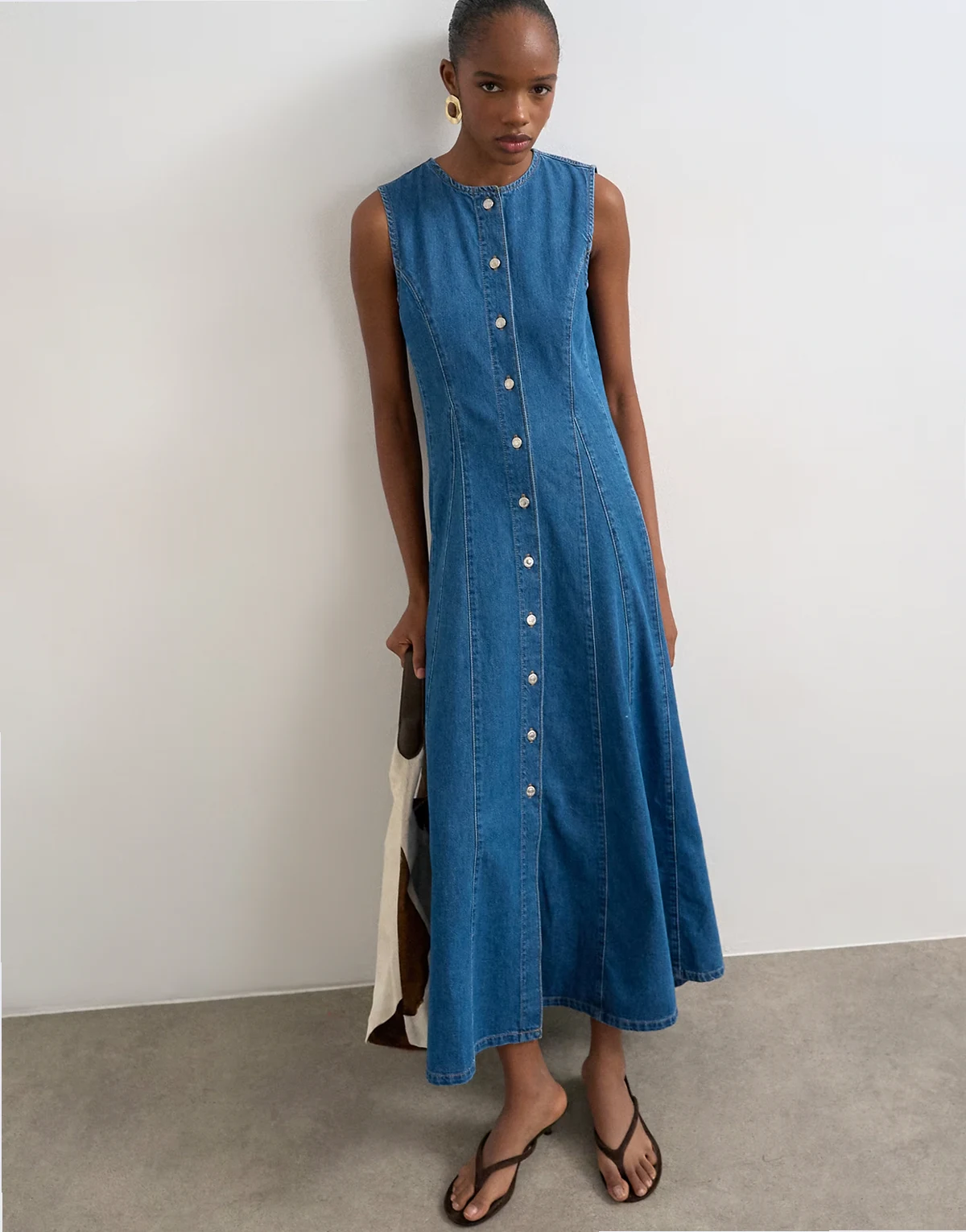 – Niebieska jeansowa sukienka maxi z godetami i ozdobnymi szwami