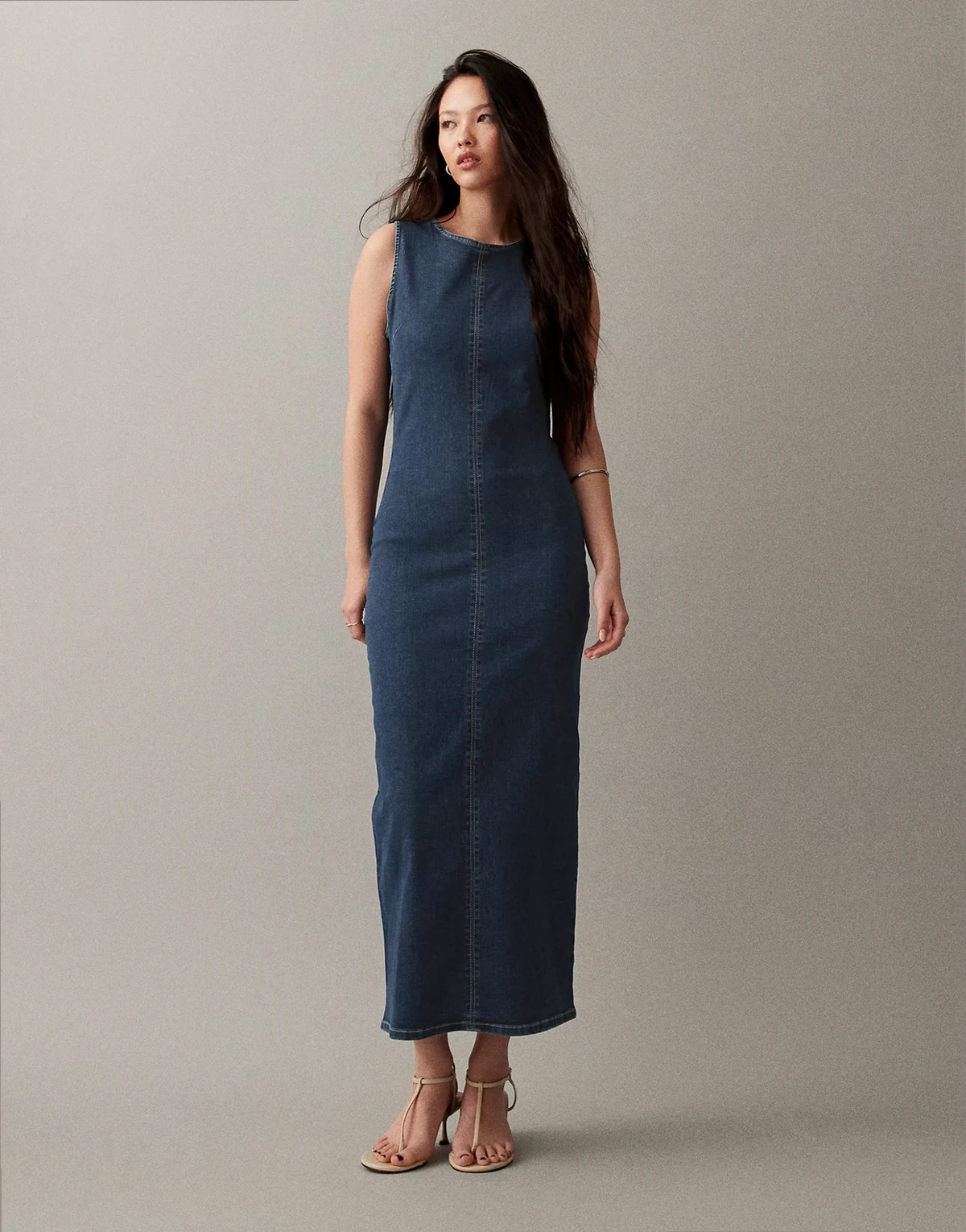 – Niebieska jeansowa sukienka midi bodycon z prostym dekoltem