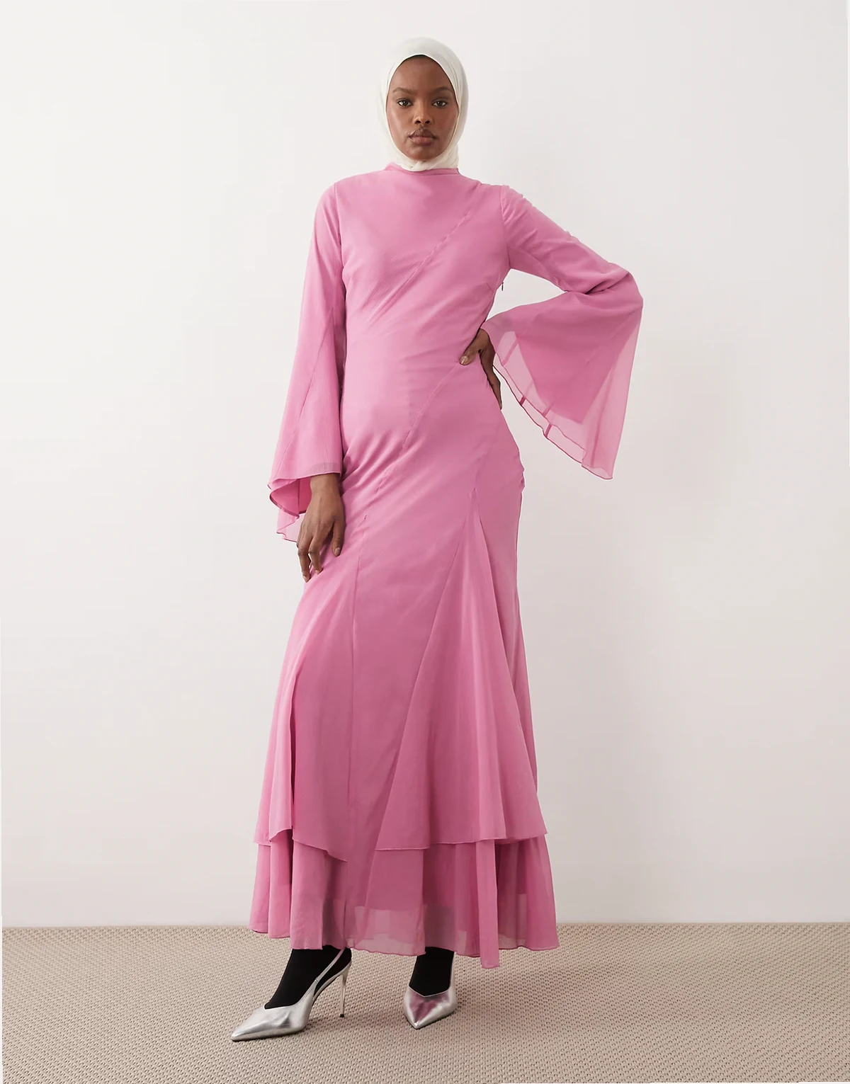 – Różowa warstwowa sukienka maxi ze skosu z długimi rękawami i godetami