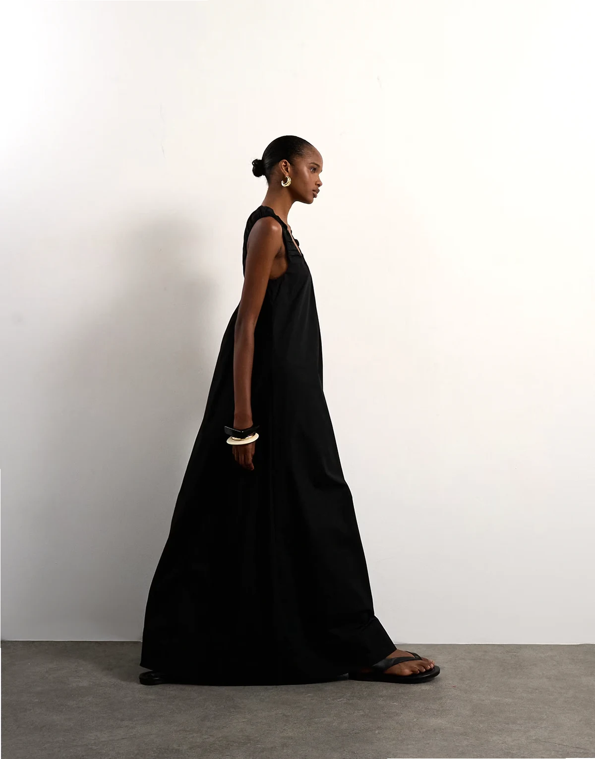 – Czarna popelinowa sukienka letnia maxi z marszczonym dekoltem