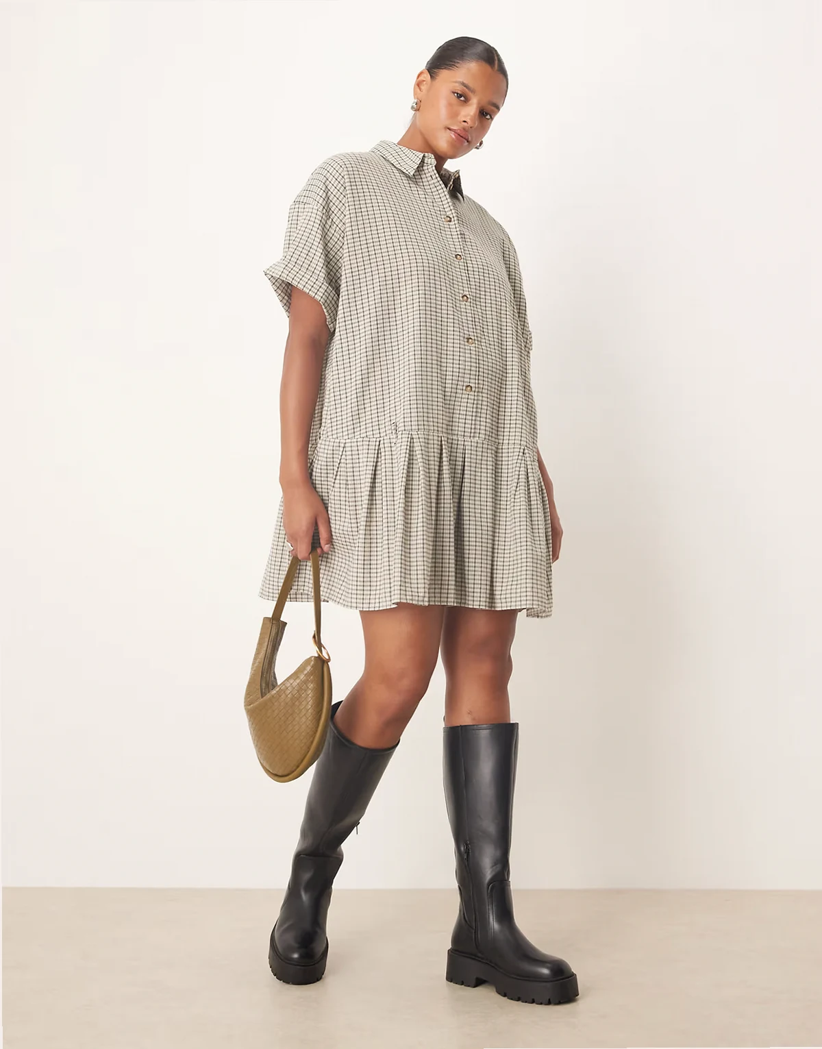 ASOS DESIGN Curve – Kurzes, kariertes Boxy-Fit-Hemdblusenkleid in Schwarz-Weiß mit tiefer Taille