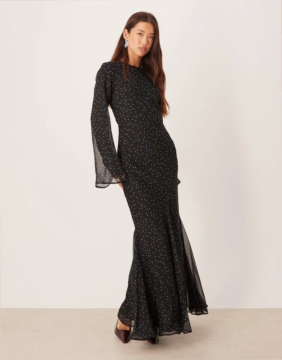 – Sukienka maxi z rozkloszowanymi rękawami we wzór w kropki