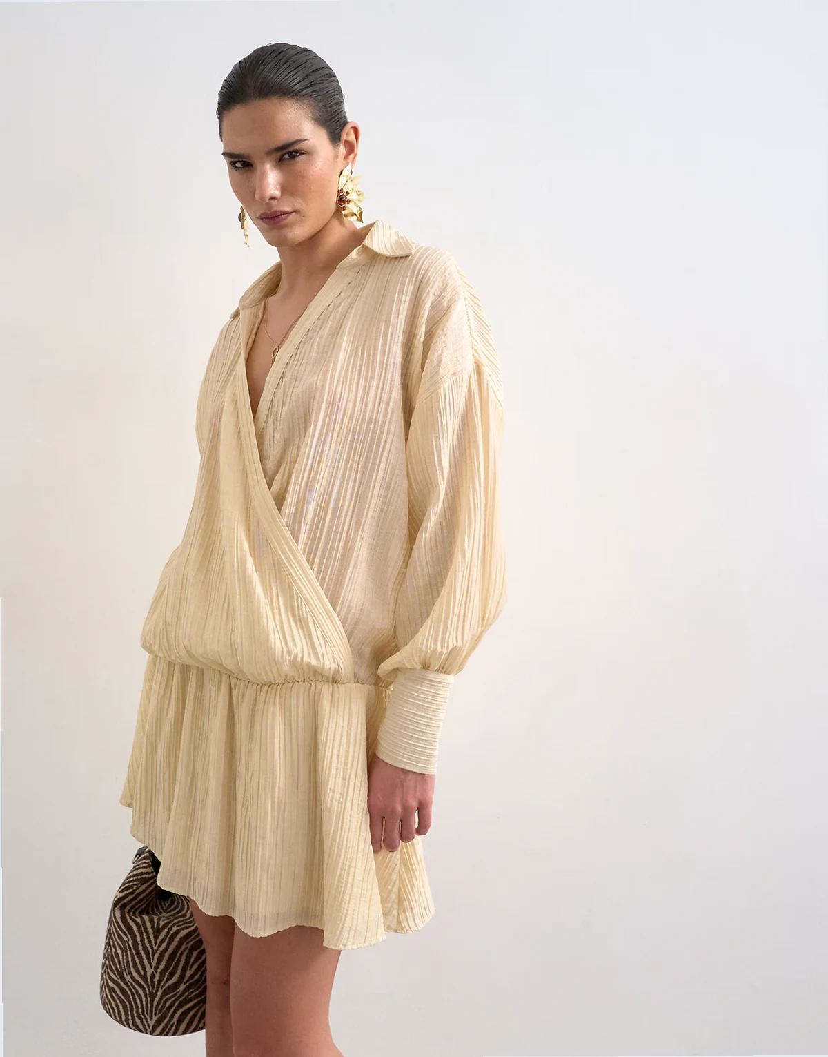 – Kopertowa fakturowana sukienka koszulowa z obniżoną talią w kolorze złamanej bieli