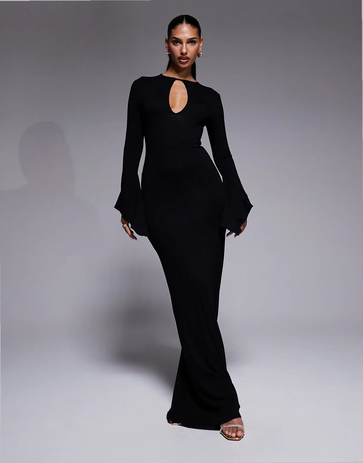 – Czarna sukienka maxi z asymetrycznymi rozkloszowanymi rękawami