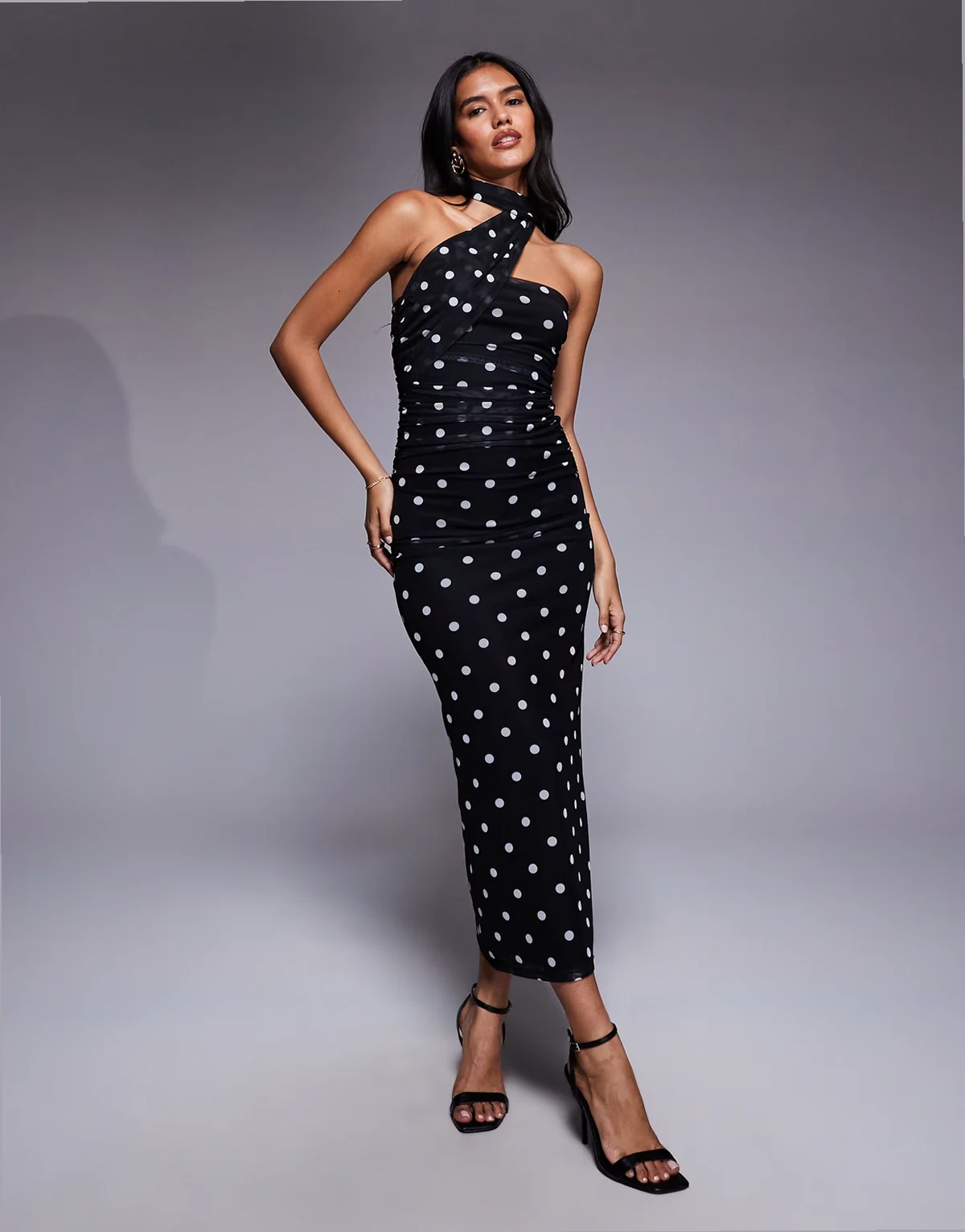 – Czarna sukienka maxi bandeau ze wzorem w groszki i szalikiem