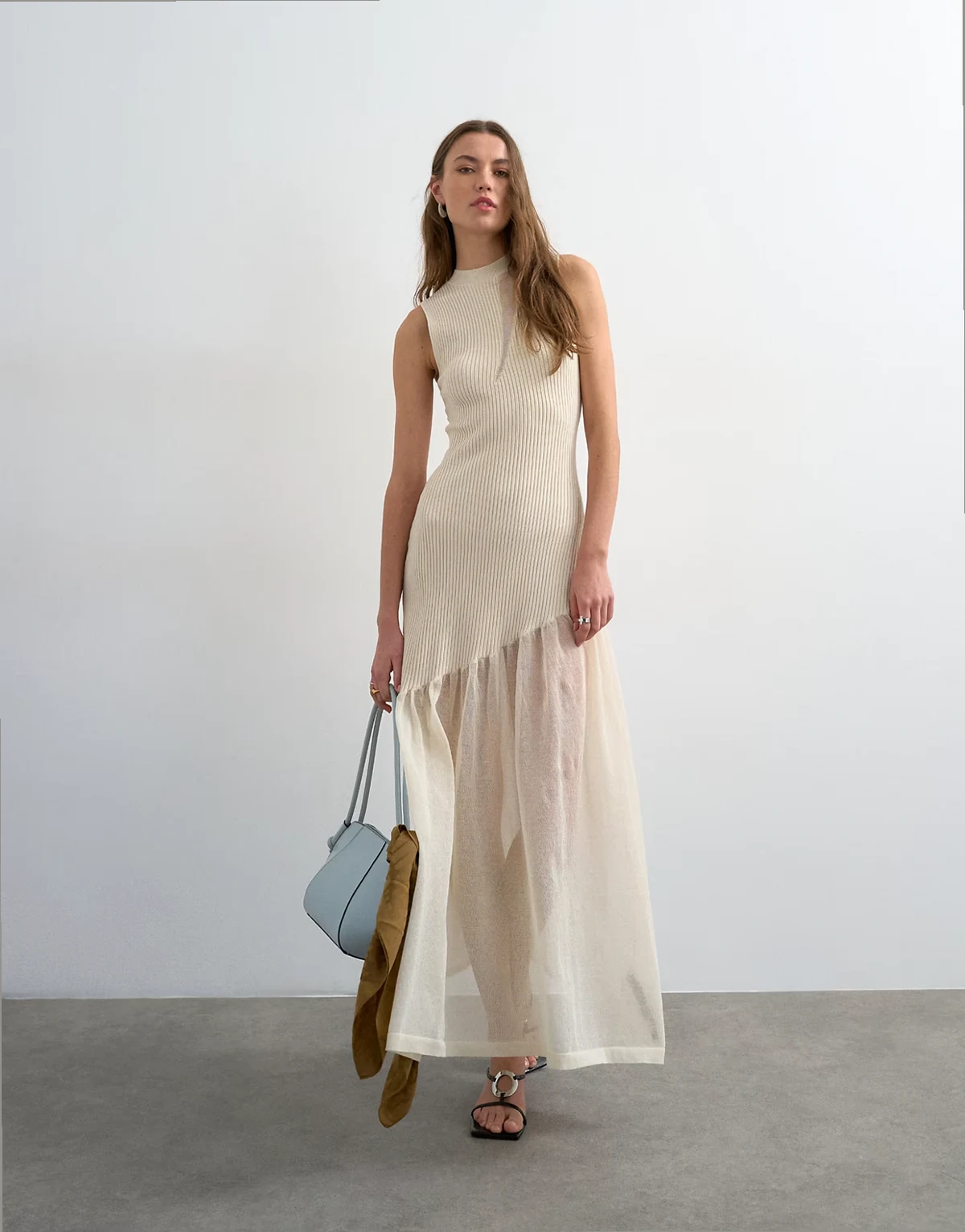 – Sukienka maxi z prześwitującej dzianiny w kolorze kości słoniowej