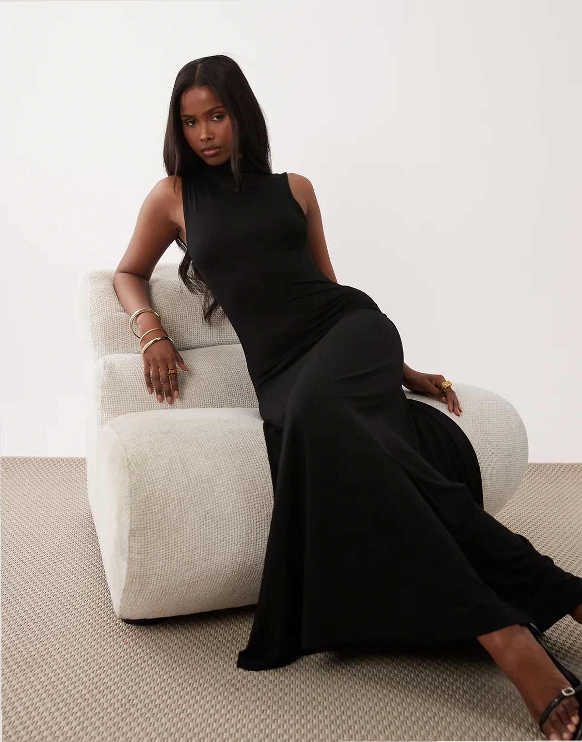 – Czarna sukienka maxi z golfem