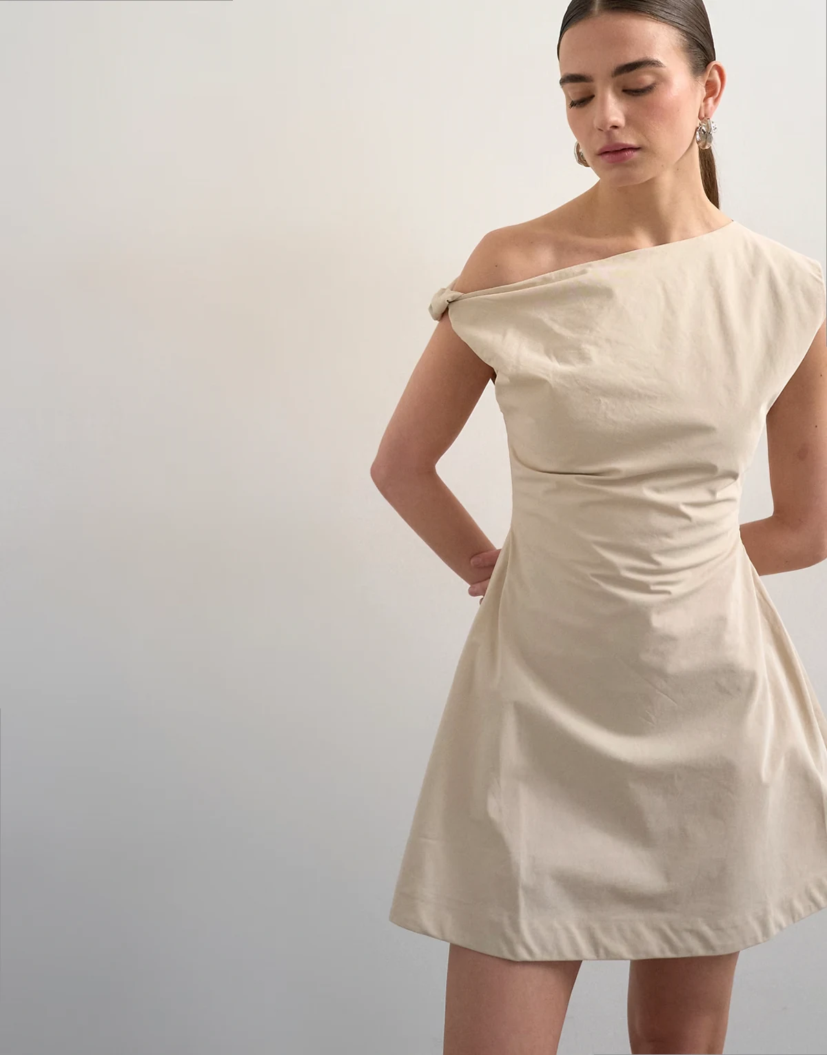 – Usztywniana sukienka mini ze skręconym ramiączkiem w kolorze złamanej bieli