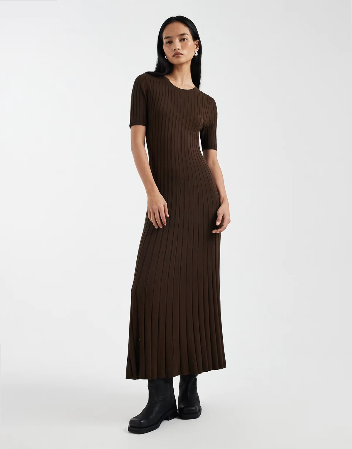 short sleeve knit maxi dress in chocolate brown