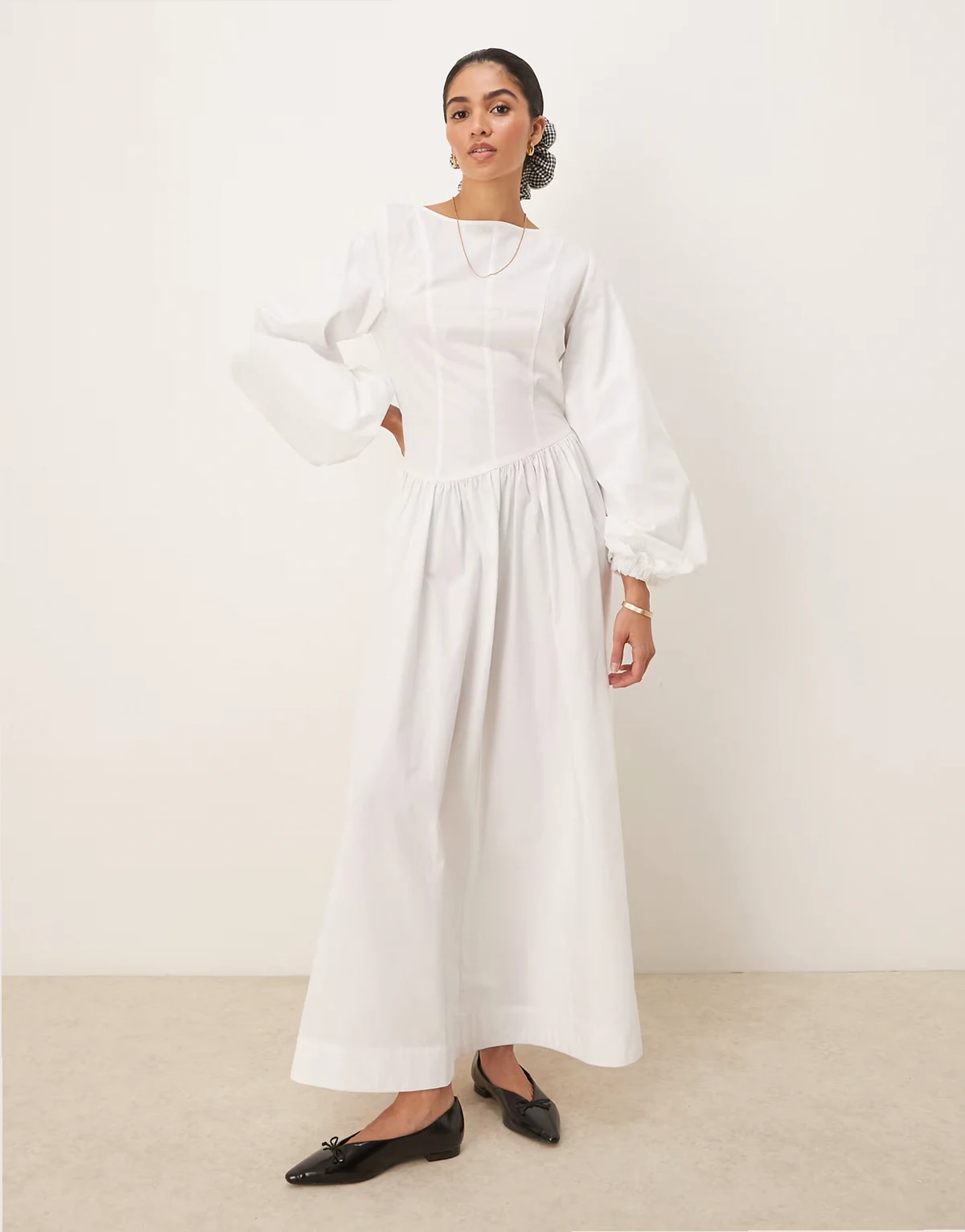– Biała popelinowa sukienka maxi z asymetrycznym stanem i obszernymi rękawami