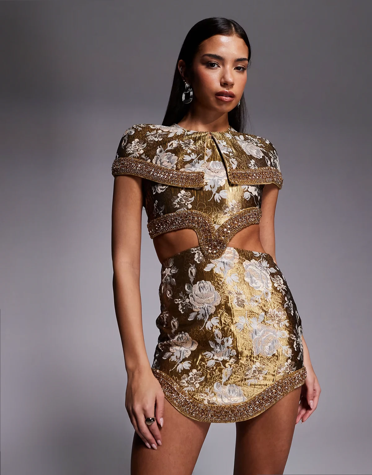 – Złota żakardowa sukienka mini z ozdobną peleryną i wyprofilowanym wykończeniem