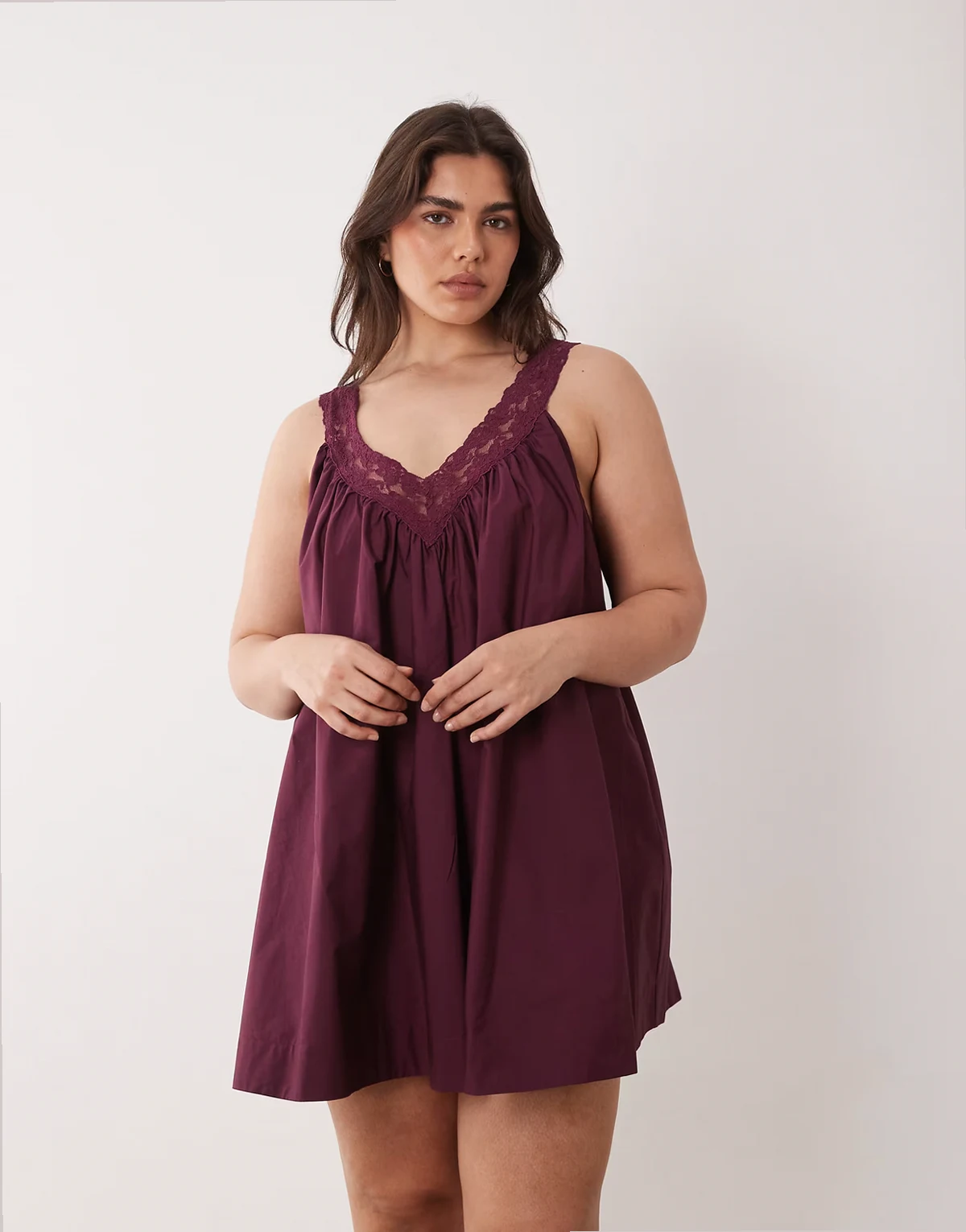 ASOS DESIGN Curve – Trägerkleid für den Sommer in Minilänge aus Popeline in Pflaumenweinrot, V-Ausschnitt und Spitzen-Overlay