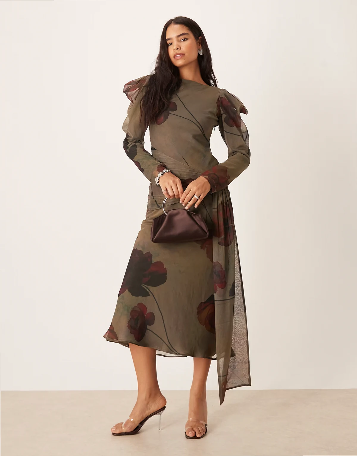 – Szara drapowana na ramionach sukienka maxi w kwiatowy wzór