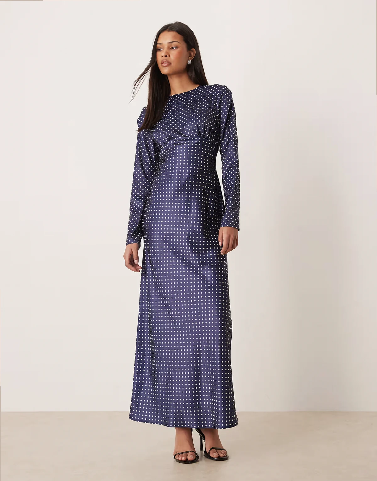 – Granatowa satynowa sukienka maxi ze skosu w groszki