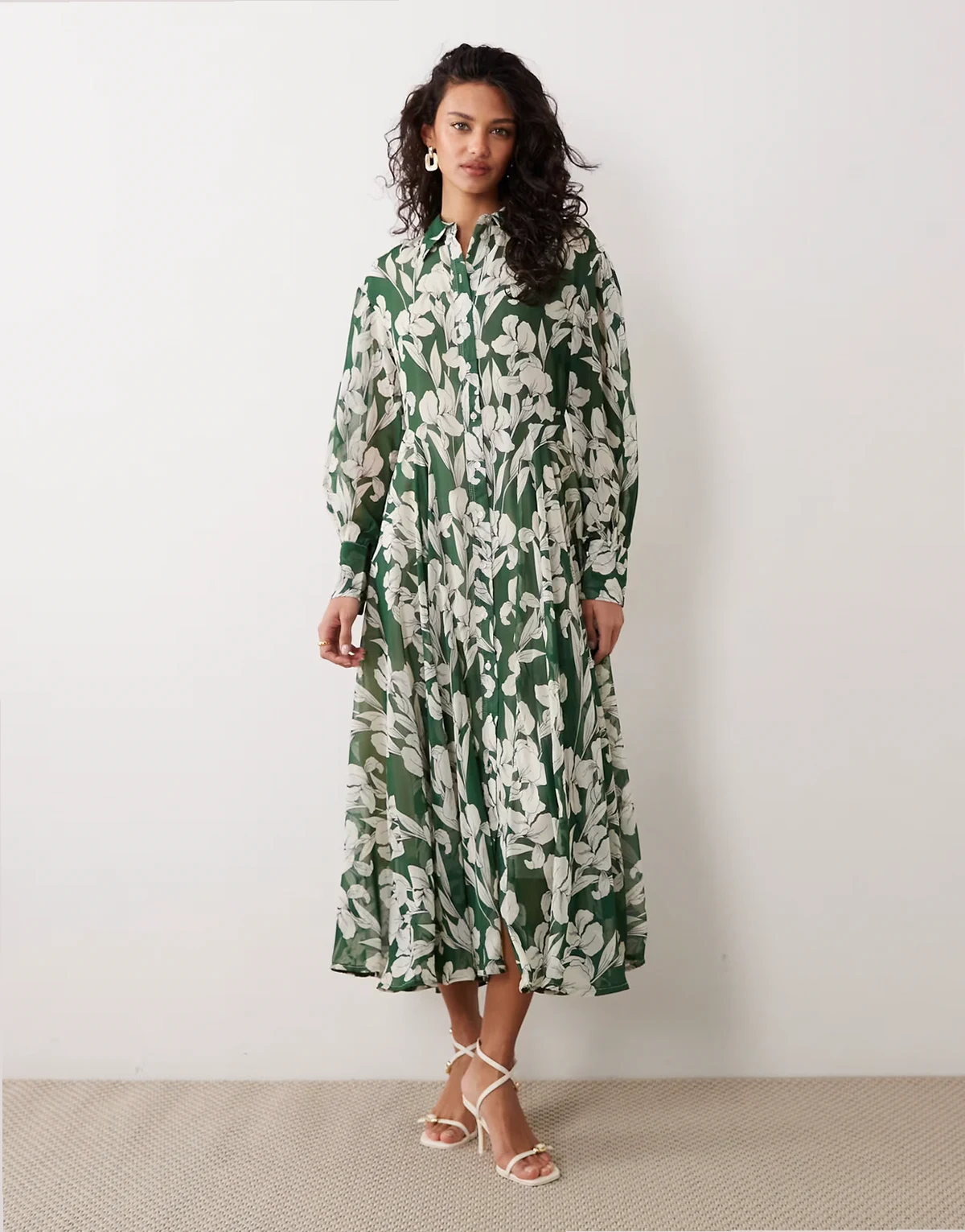 – Zielona sukienka koszulowa maxi z długimi rękawami w kwiatowy wzór