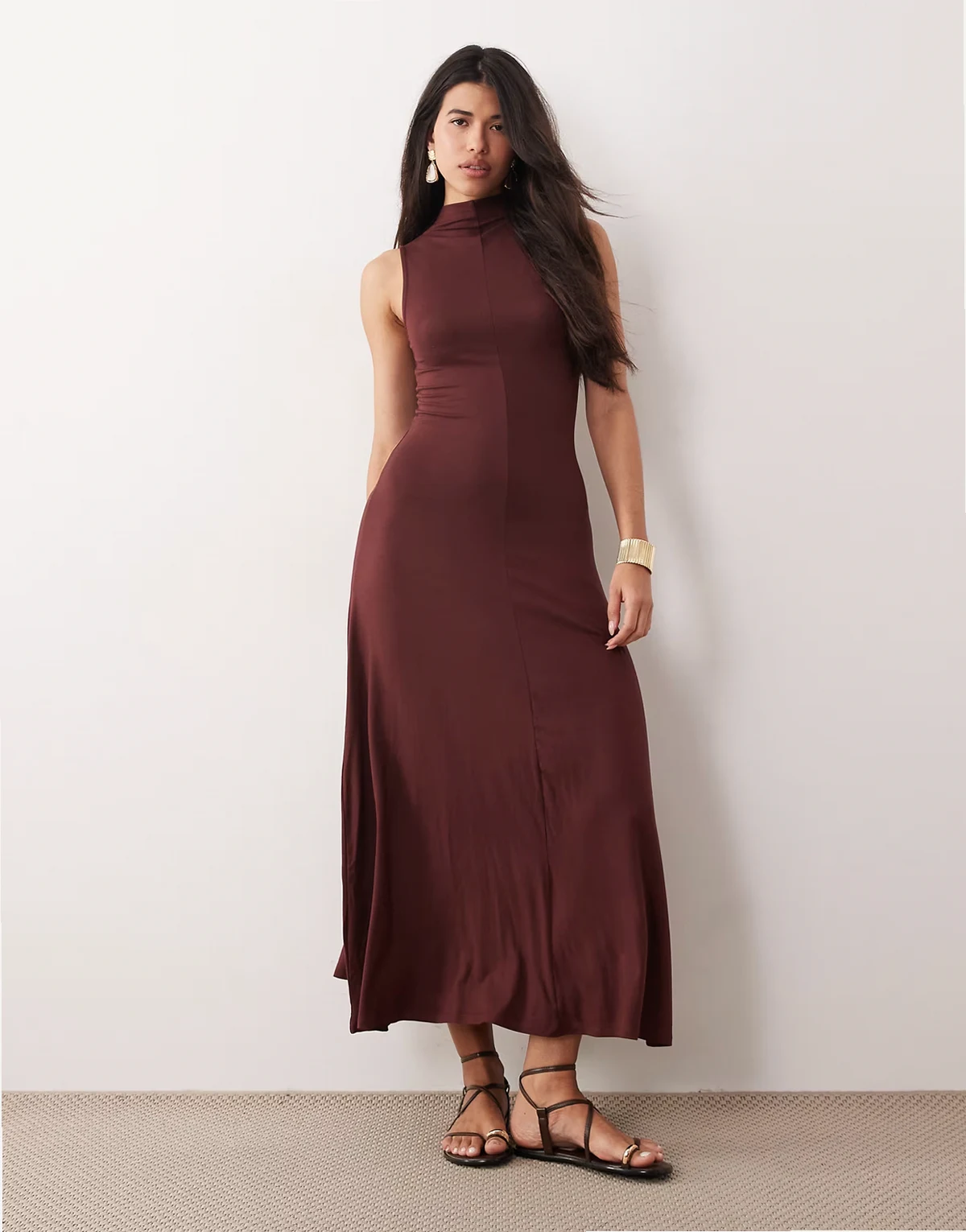 – Ciemnobrązowa sukienka maxi z zabudowanym dekoltem
